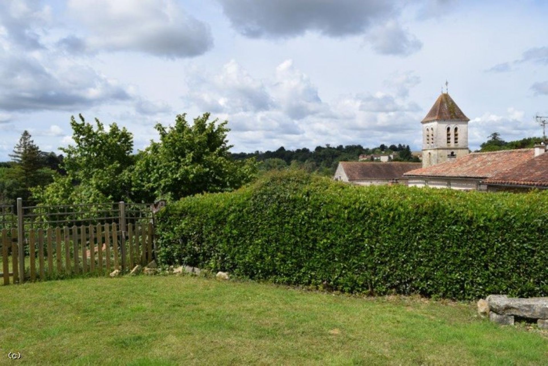 Talo sisään Nanteuil-en-Vallée, Nouvelle-Aquitaine 10192858