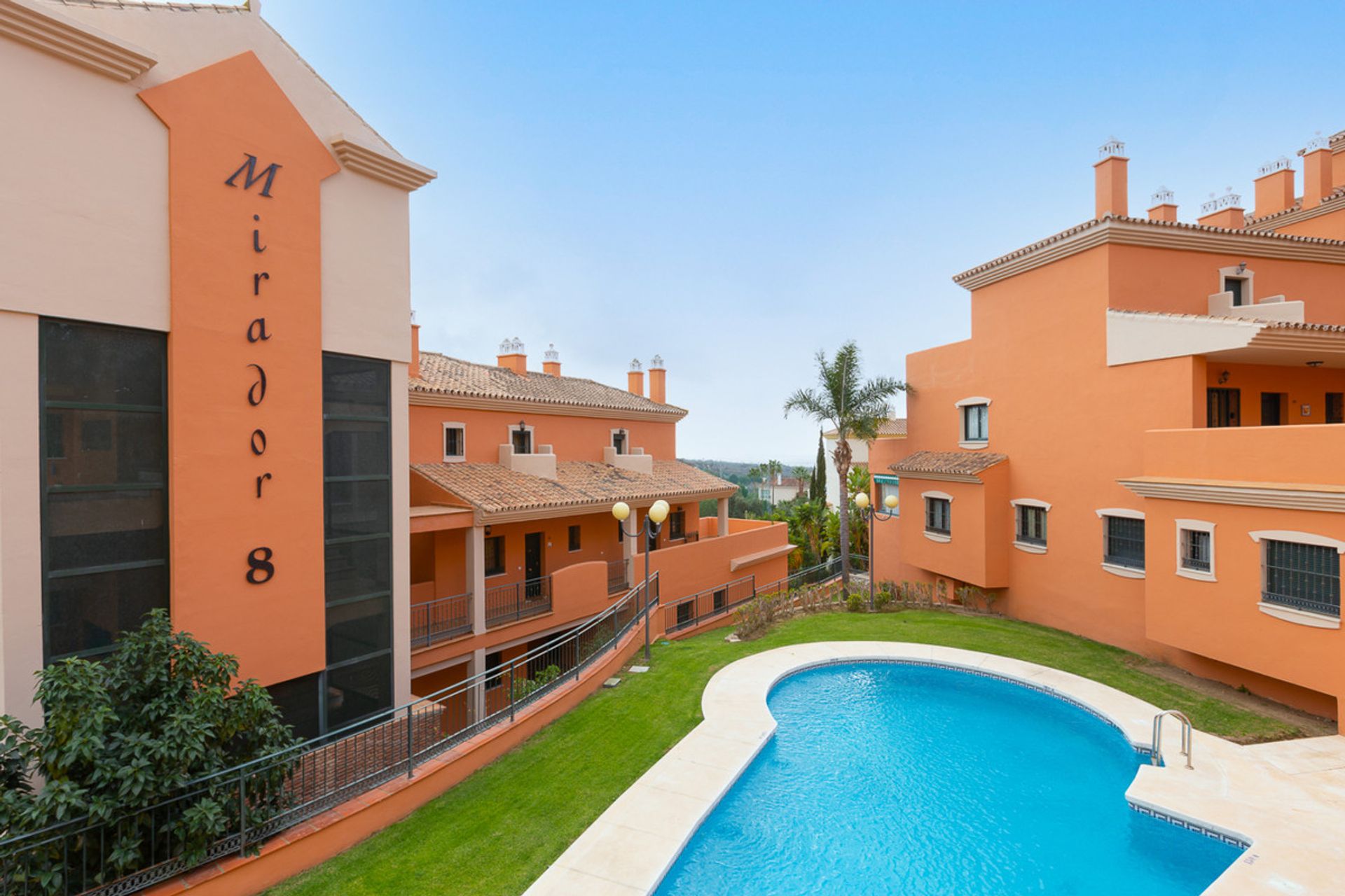 Condominium in Marbella, Andalucía 10195000