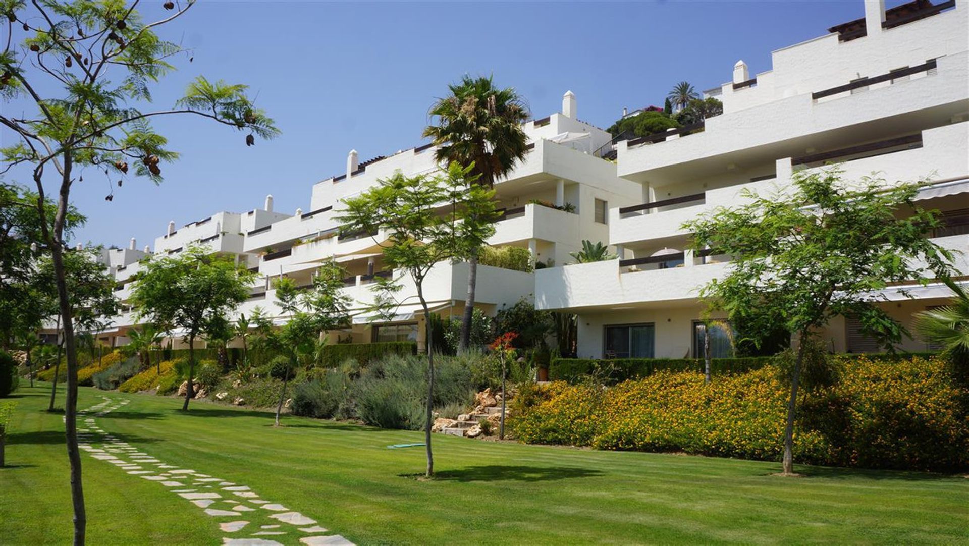 Condominium in Benahavis, Andalusia 10196678