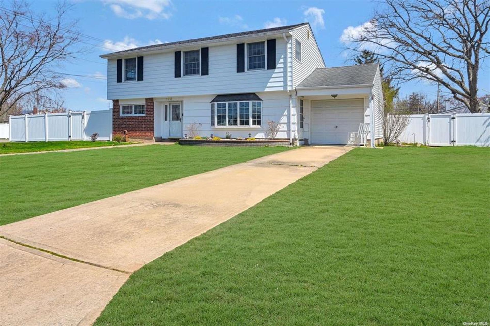 House in Deer Park, New York 10198972