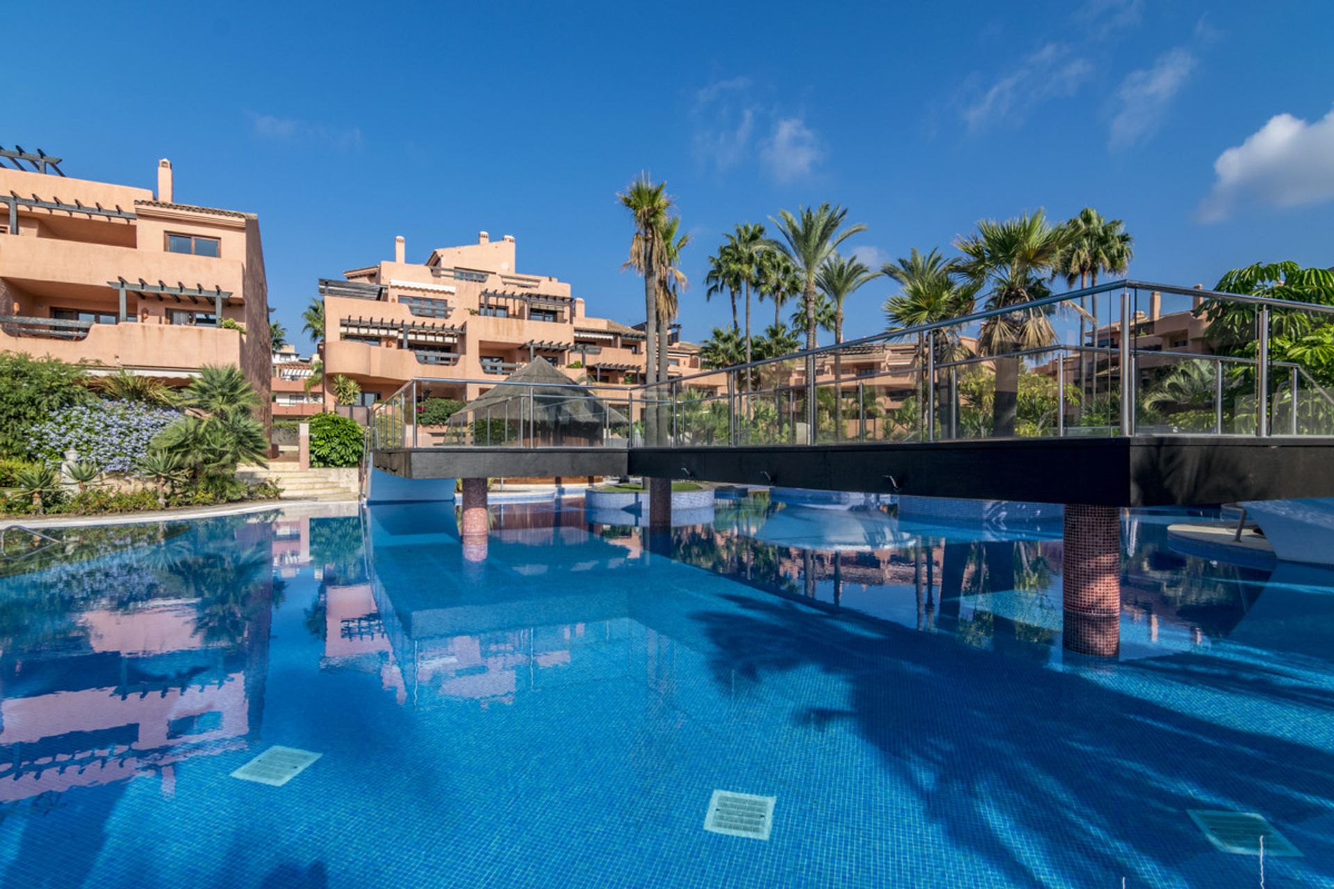 Condominium in Marbella, Andalucía 10201545