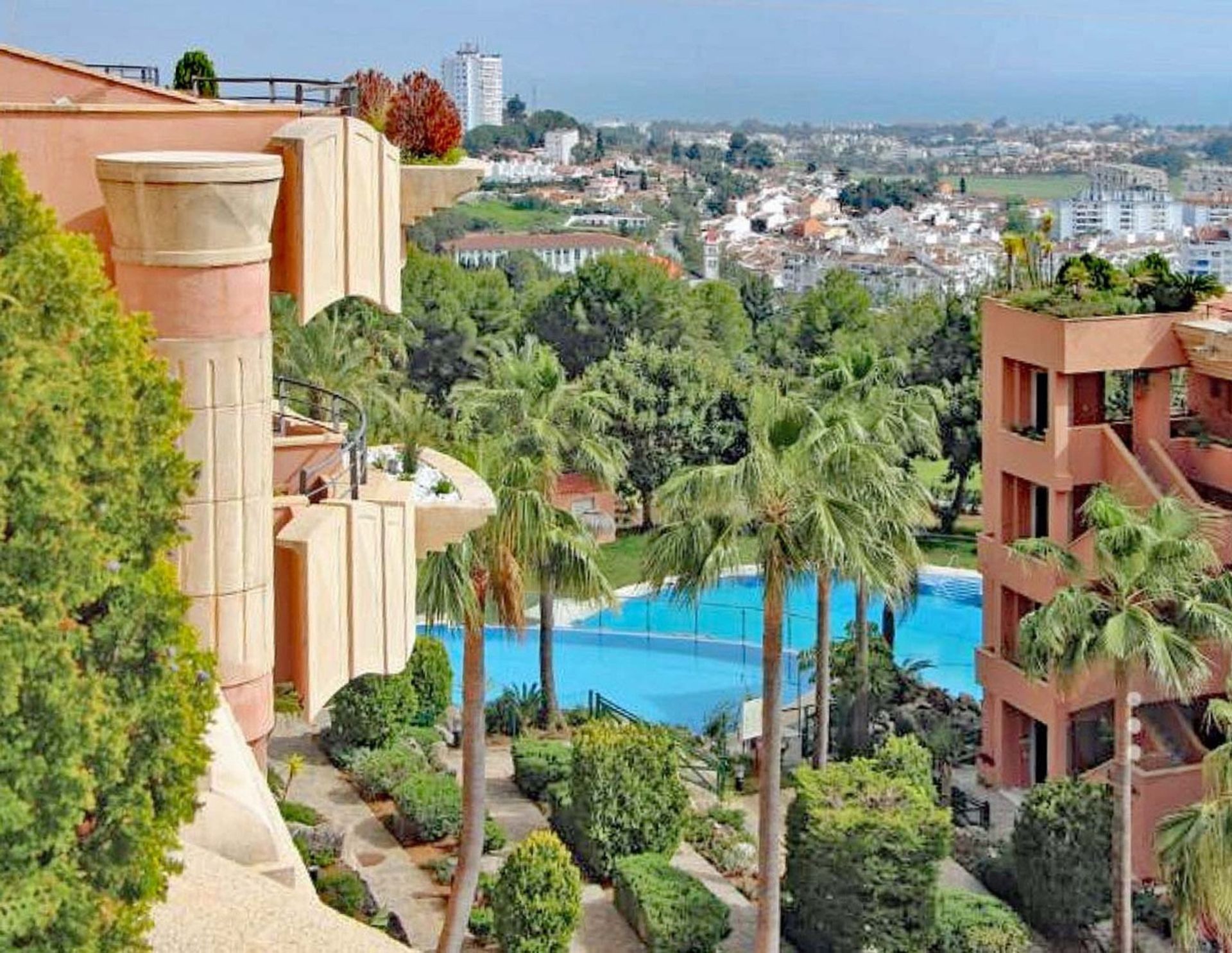 Condominium in Marbella, Andalucía 10201624