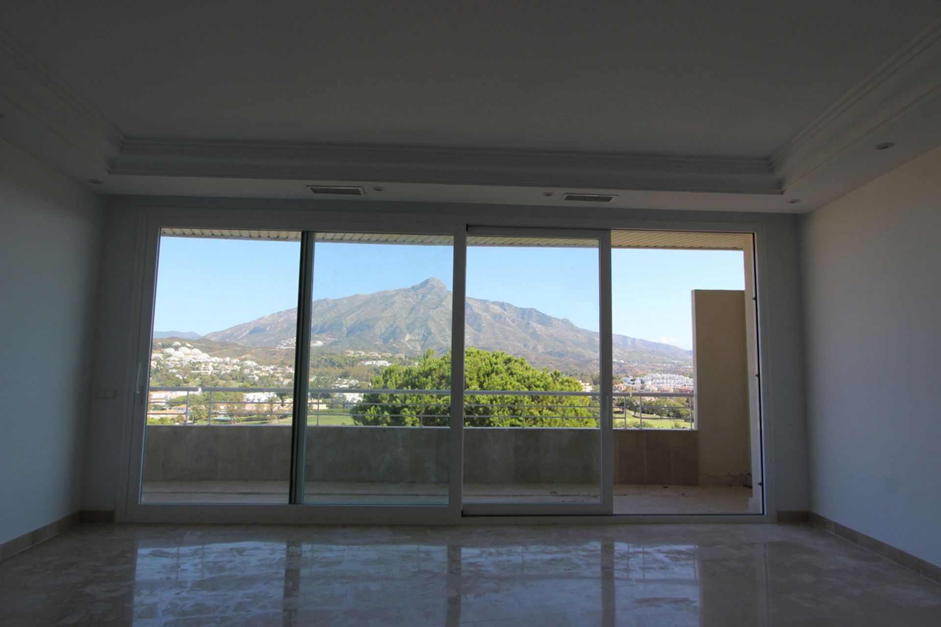 Condominium in Marbella, Andalucía 10201679