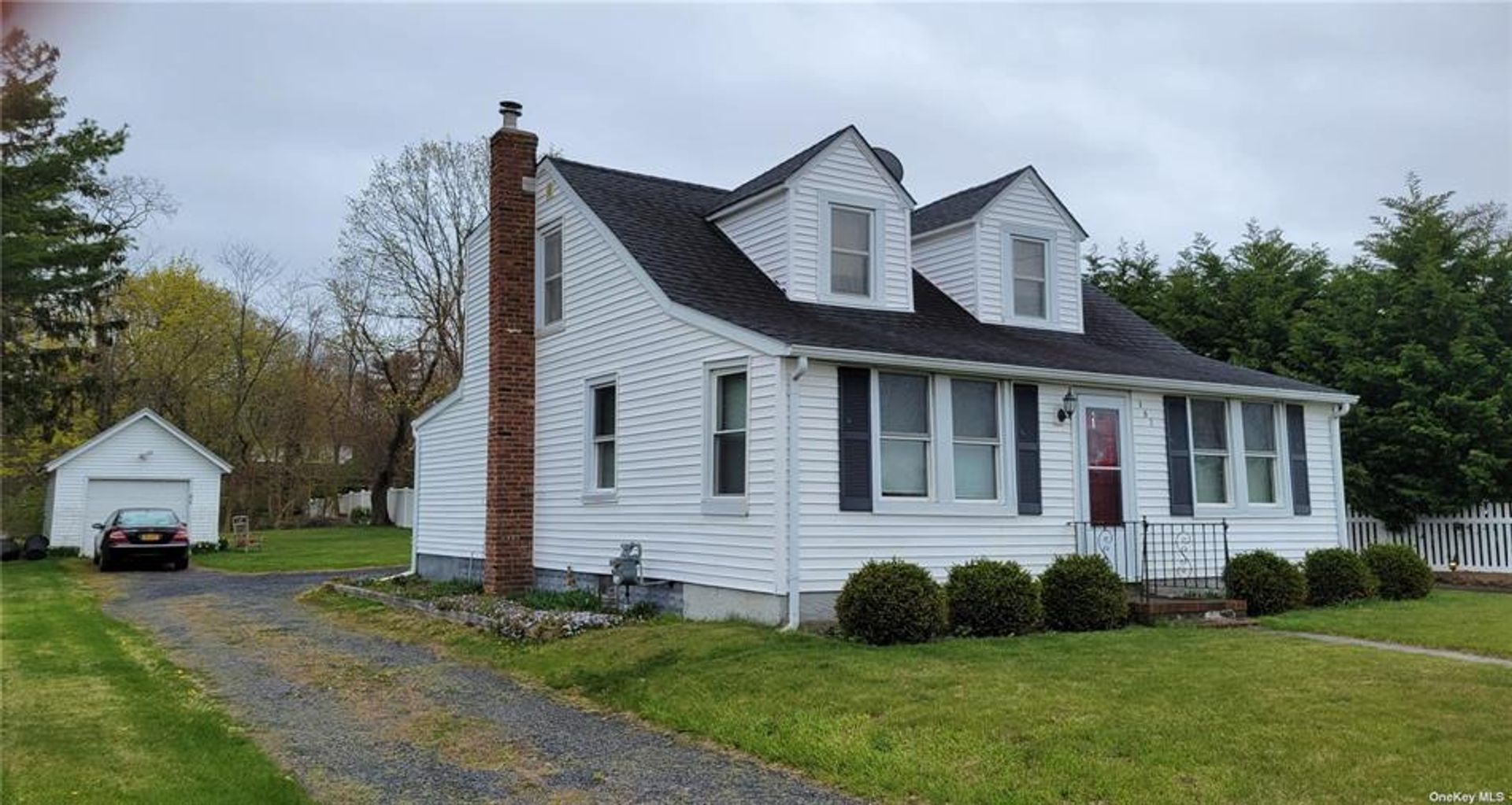 House in East Patchogue, New York 10204231