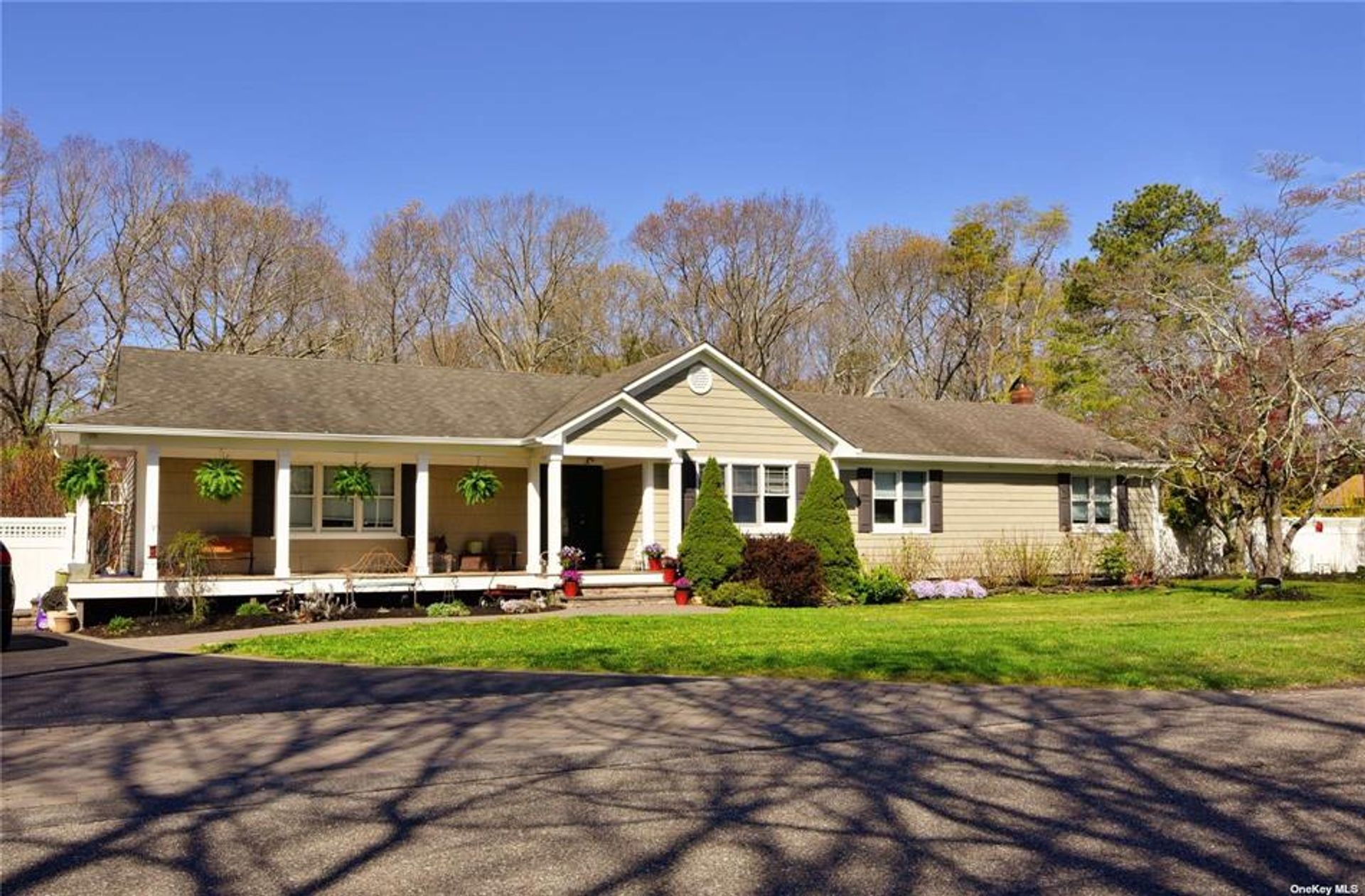 House in Sound Beach, New York 10204257