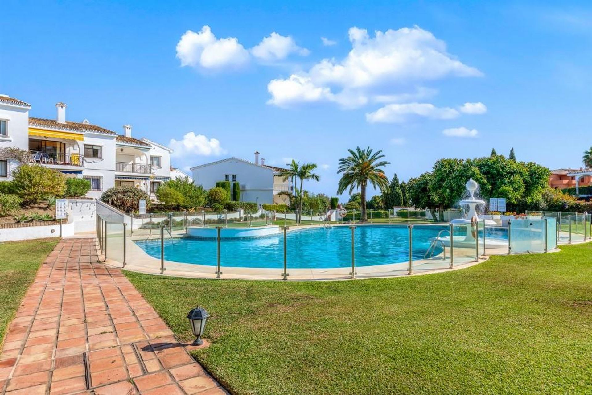 Condominium in San Pedro de Alcántara, Andalusië 10205141