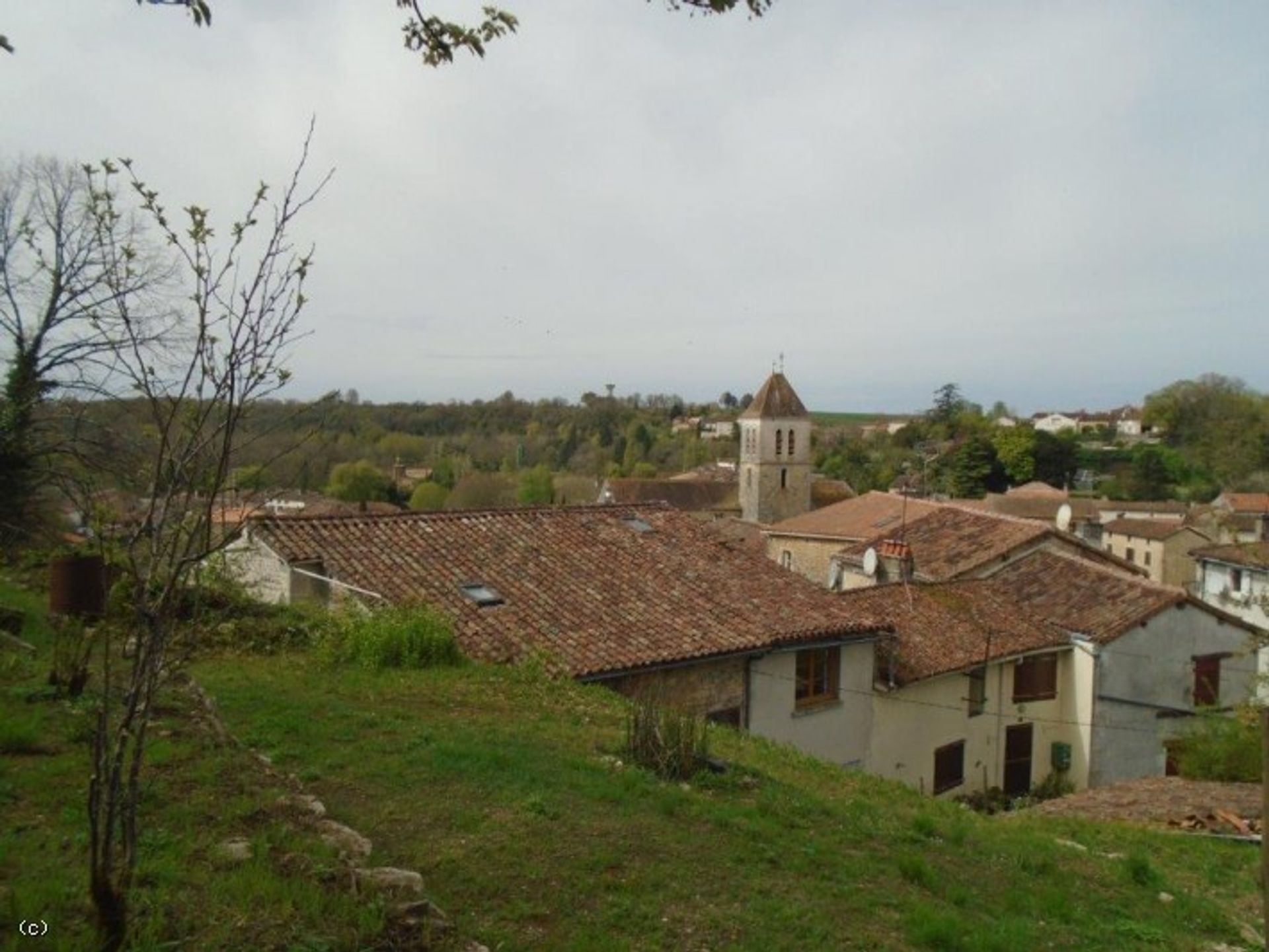 بيت في Nanteuil-en-Vallée, Nouvelle-Aquitaine 10206927