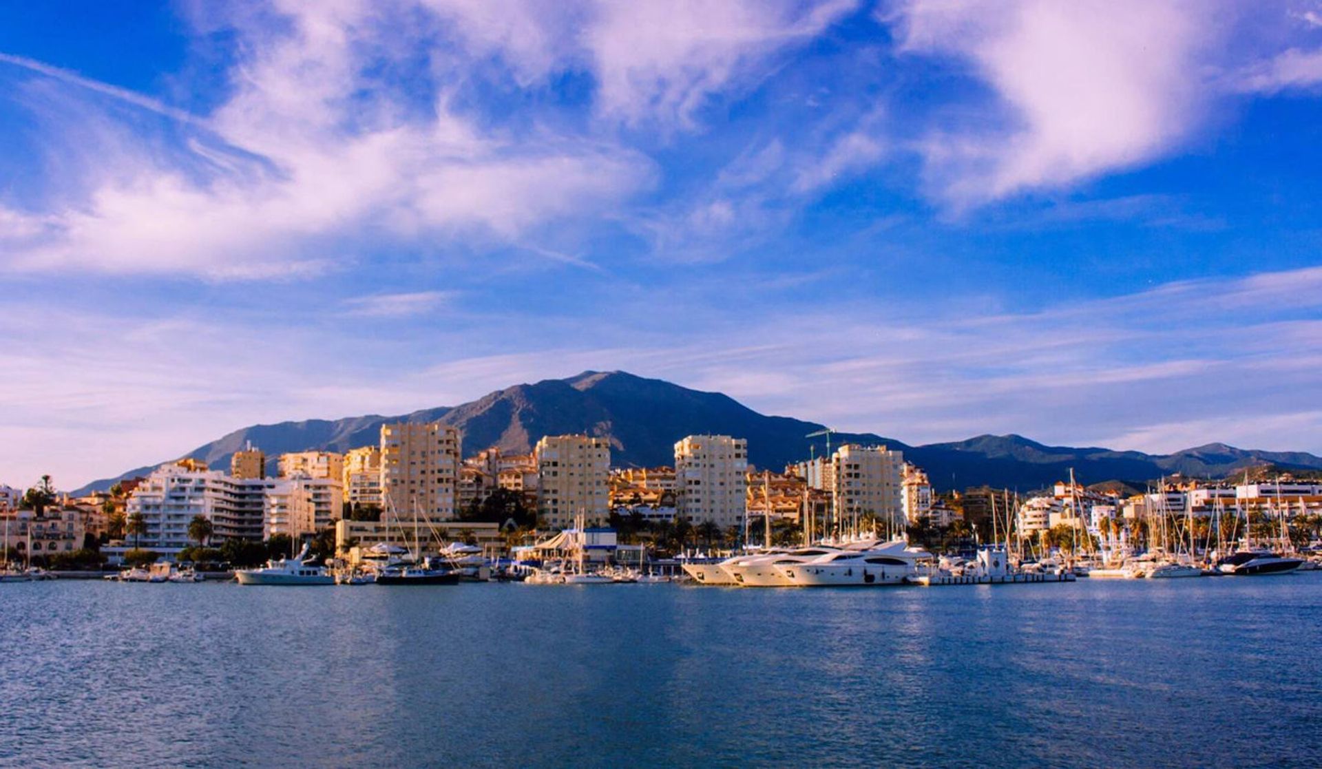 Condominium in Estepona, Andalucía 10207019