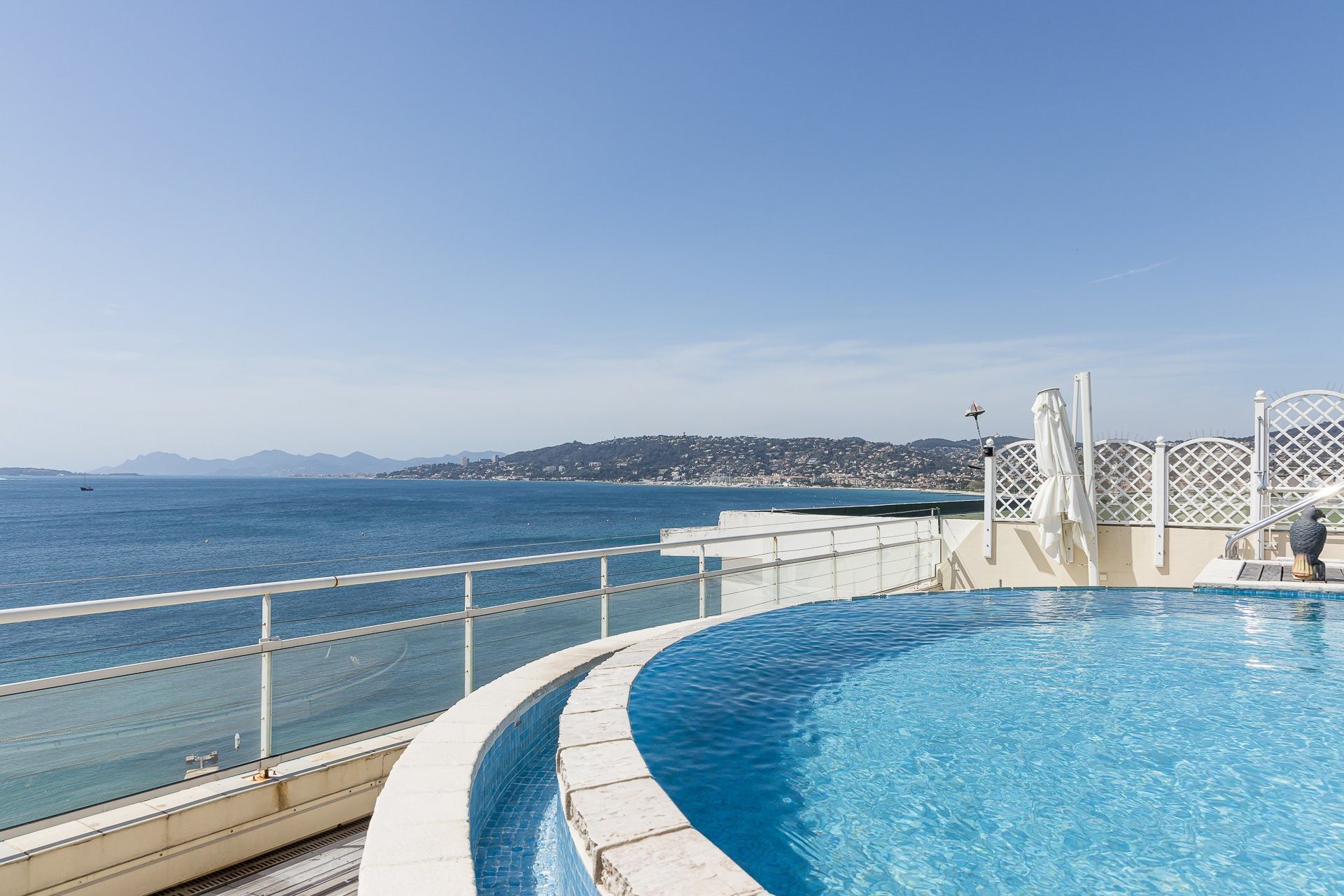 Condominium dans Juan les Pins, Provence-Alpes-Côte d'Azur 10207528