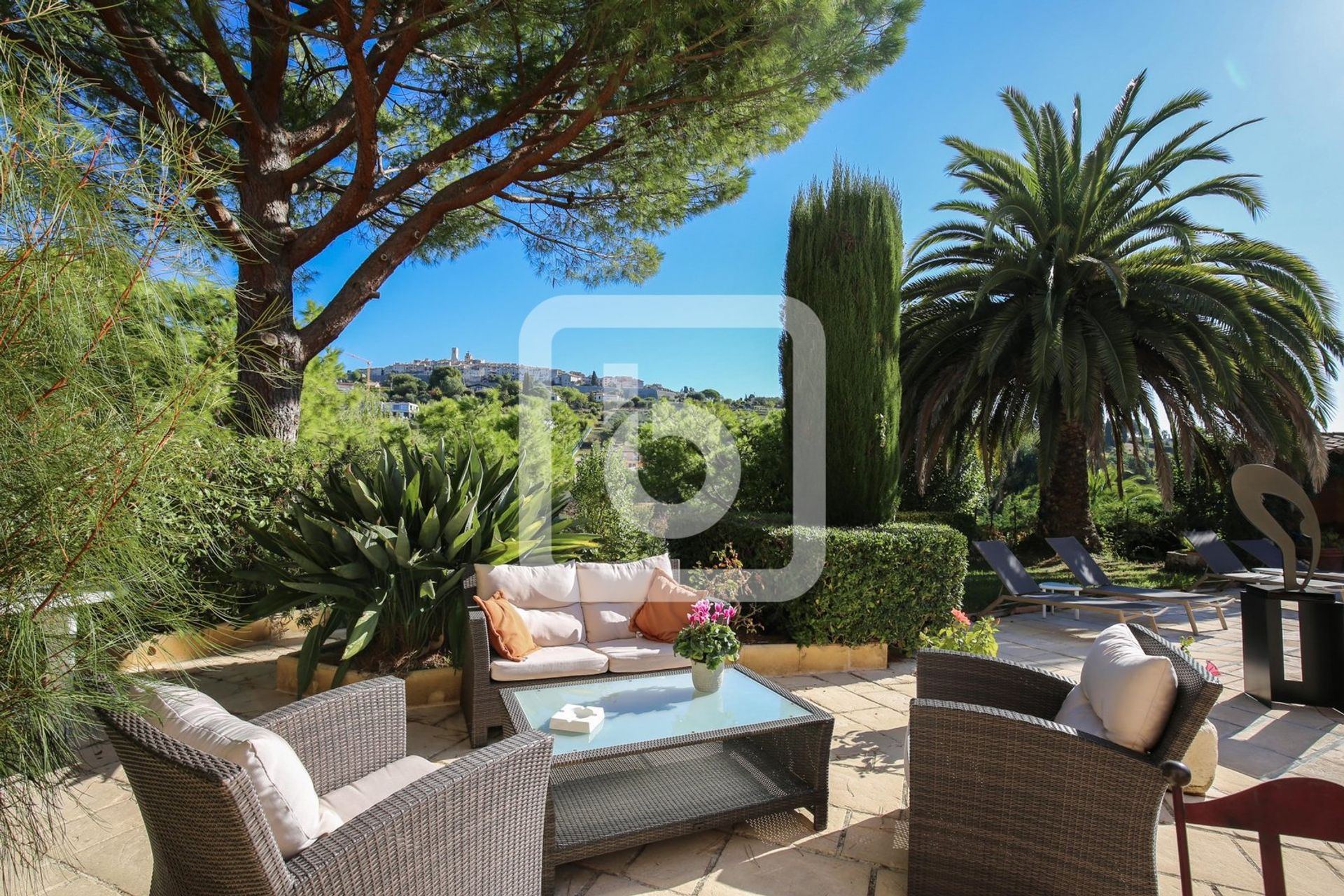 Hus i Saint-Paul-de-Vence, Provence-Alpes-Cote d'Azur 10208975