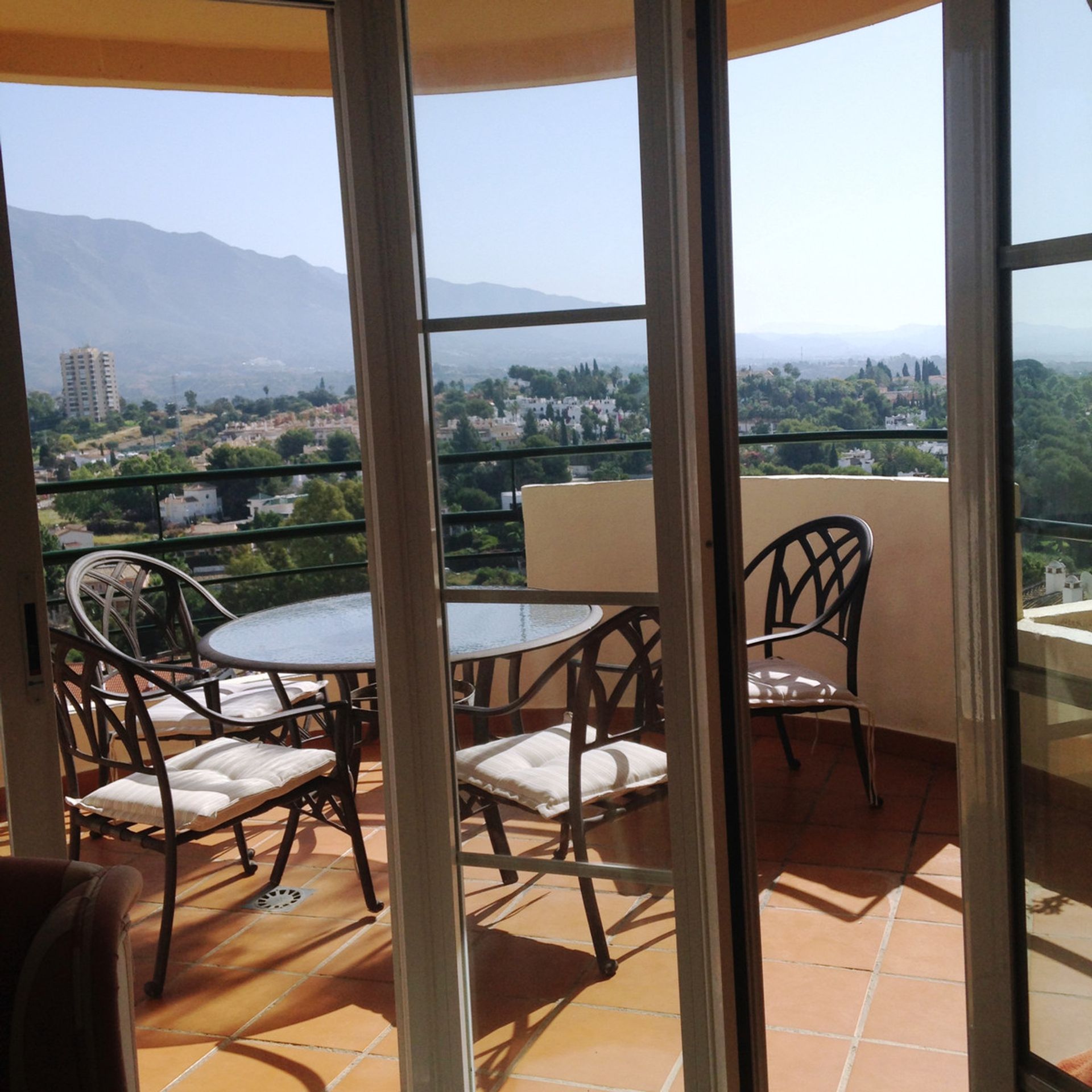 Condominium in Marbella, Andalucía 10212276