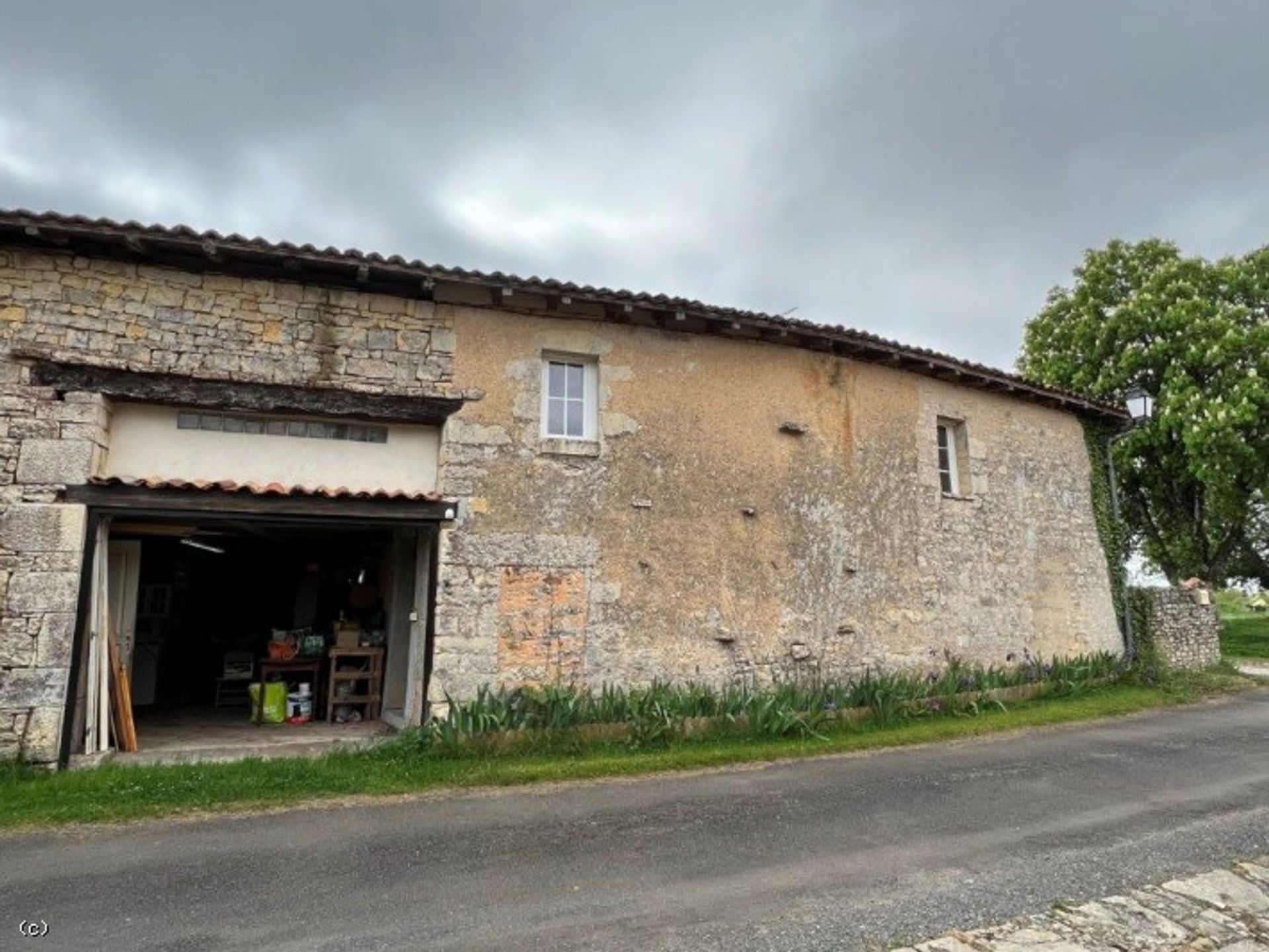 Huis in Nanteuil-en-Vallée, Nouvelle-Aquitaine 10212452