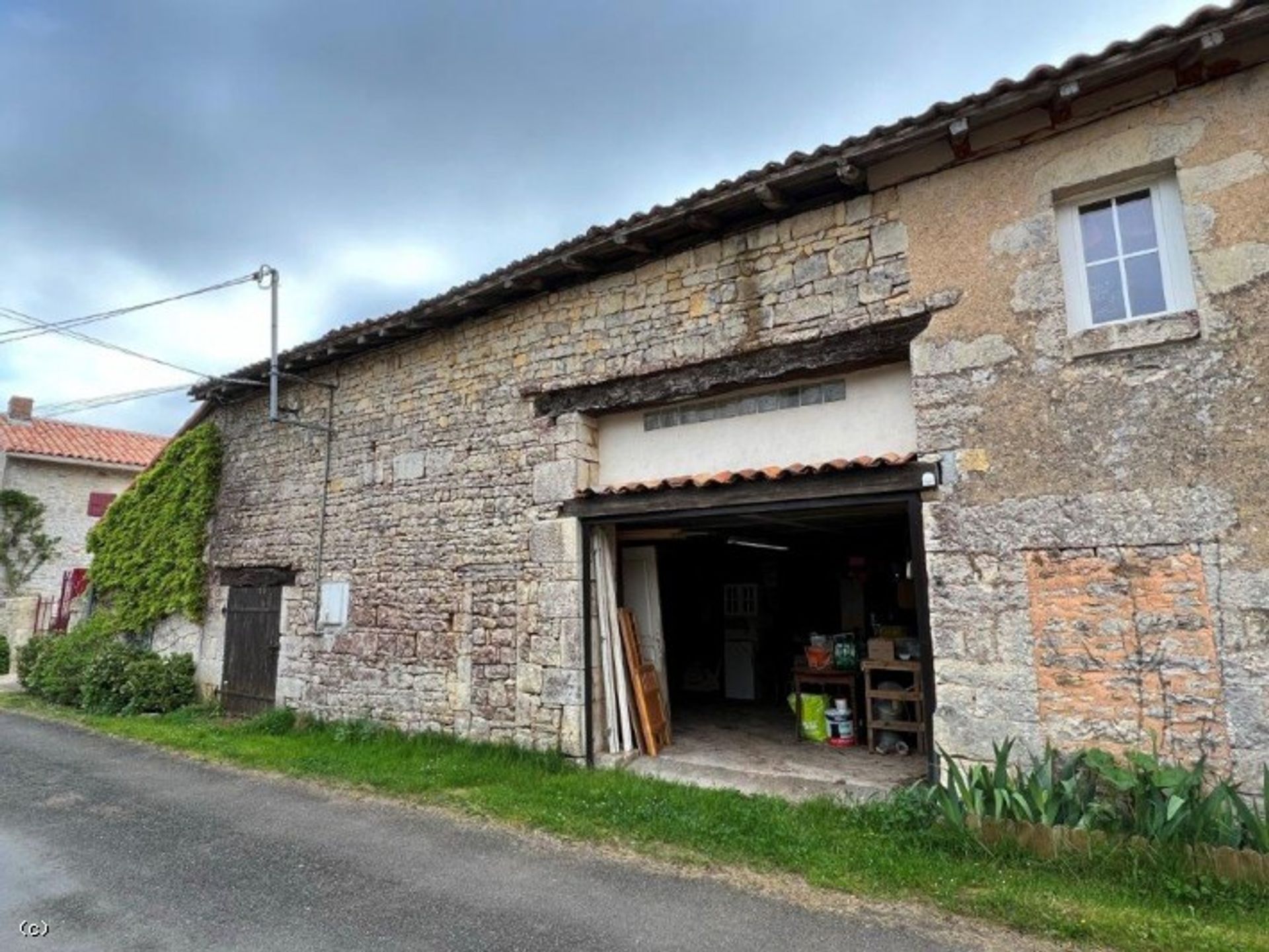 Huis in Nanteuil-en-Vallée, Nouvelle-Aquitaine 10212452