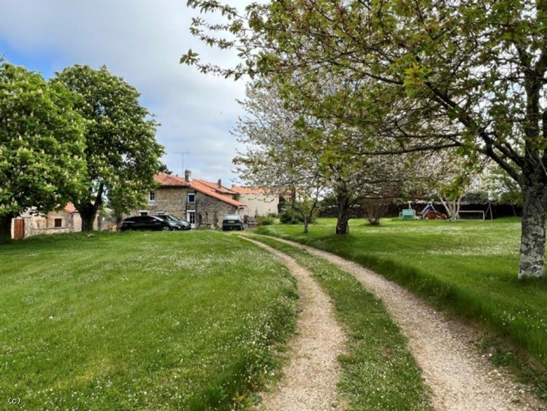 Huis in Nanteuil-en-Vallée, Nouvelle-Aquitaine 10212452