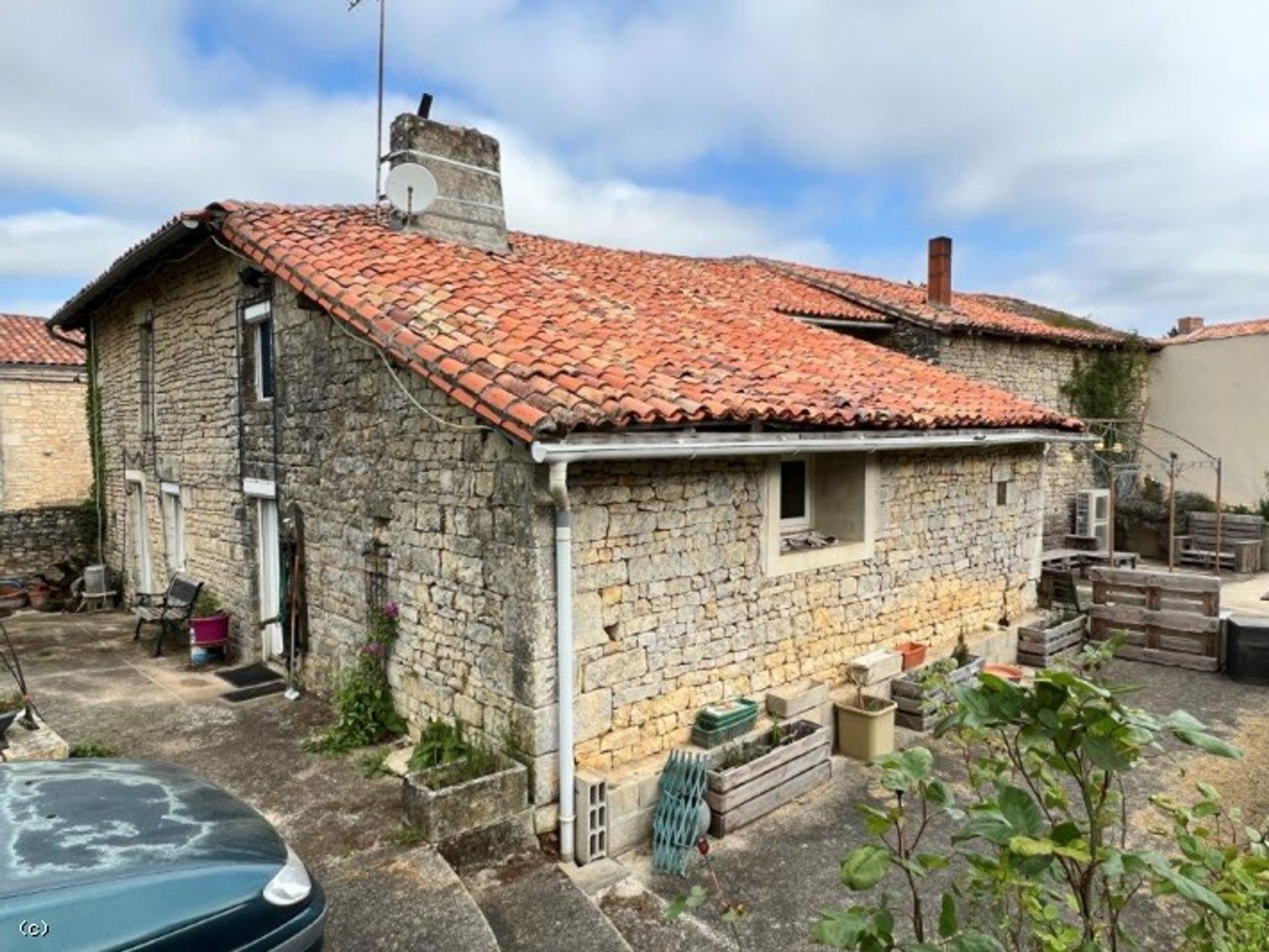 Huis in Nanteuil-en-Vallée, Nouvelle-Aquitaine 10212452