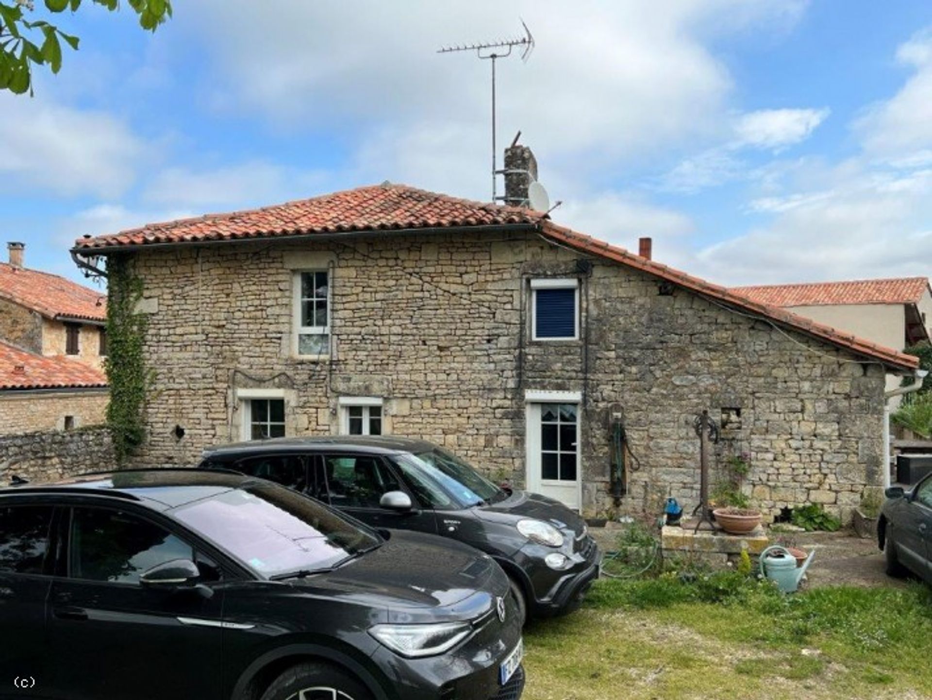 Huis in Nanteuil-en-Vallée, Nouvelle-Aquitaine 10212452