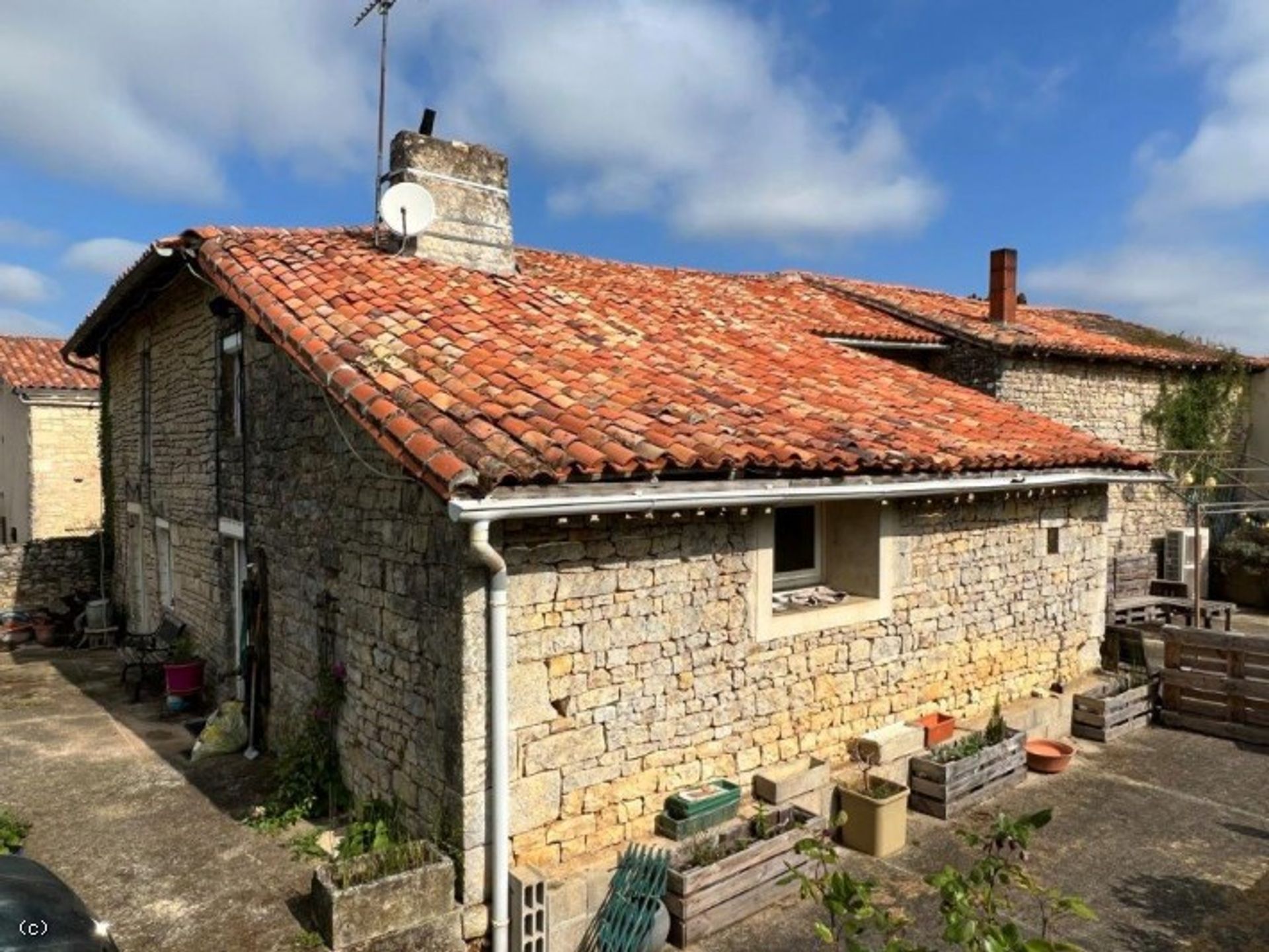 Huis in Nanteuil-en-Vallée, Nouvelle-Aquitaine 10212452