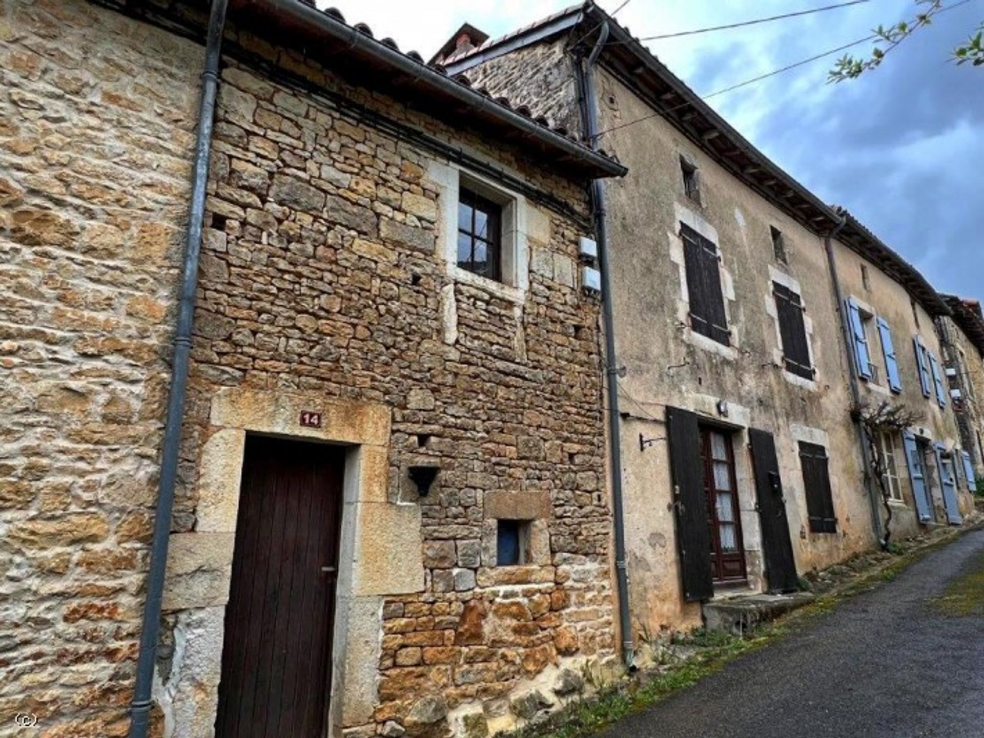 Rumah di Nanteuil-en-Vallee, Nouvelle-Aquitaine 10212458