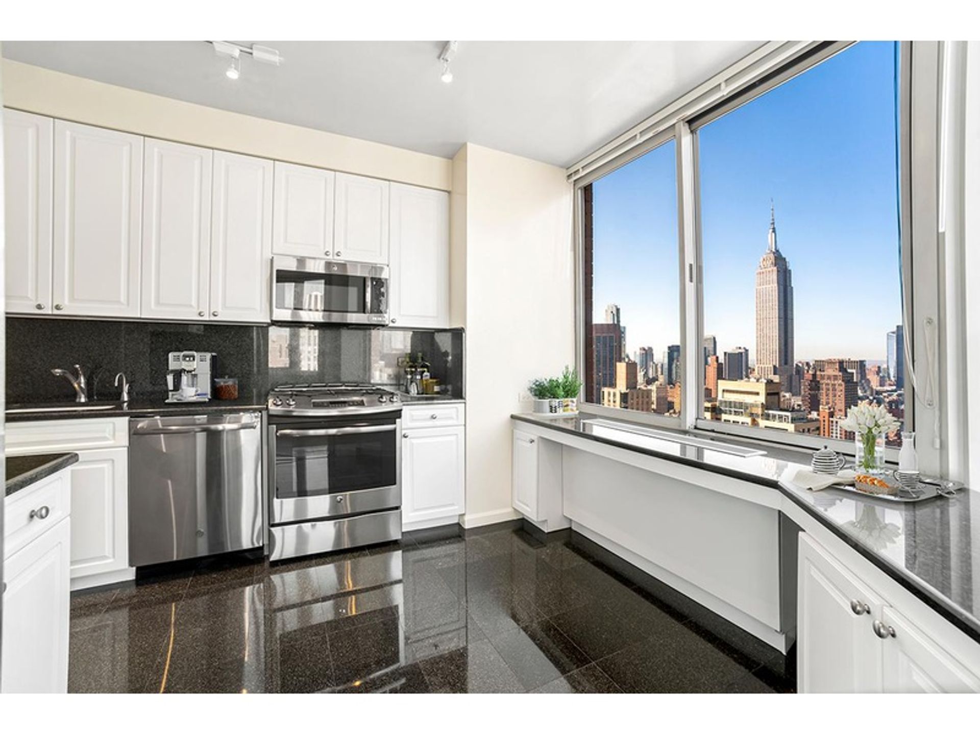 Condominium in New York, New York 10213667