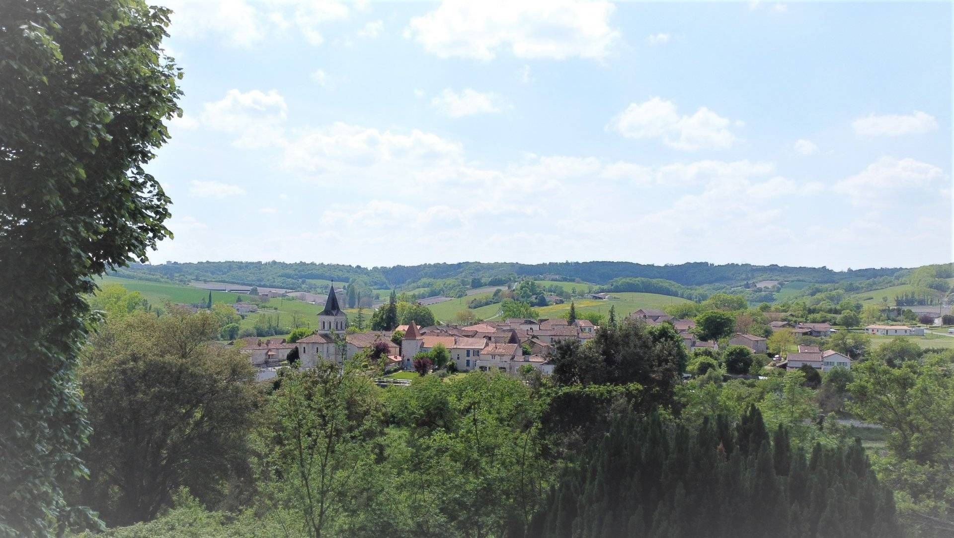 بيت في Salles-Lavalette, Nouvelle-Aquitaine 10218511