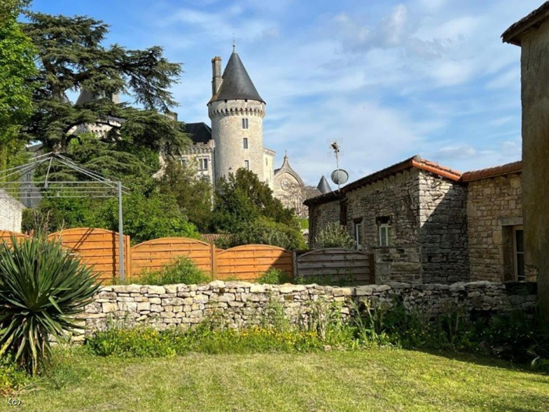 Rumah di Ruffec, Nouvelle-Aquitaine 10218554