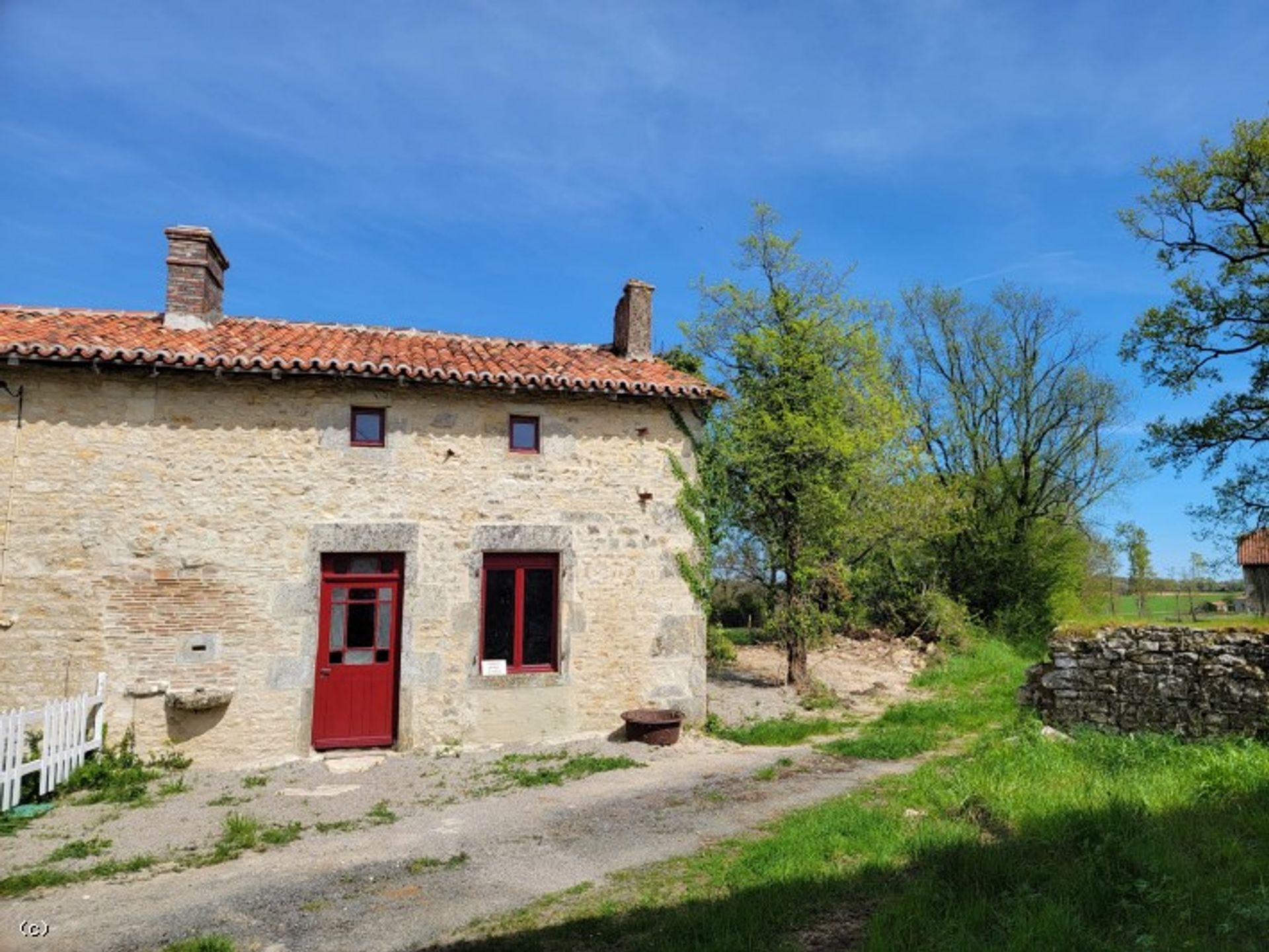 Hus i Nanteuil-en-Vallee, Nouvelle-Aquitaine 10218598