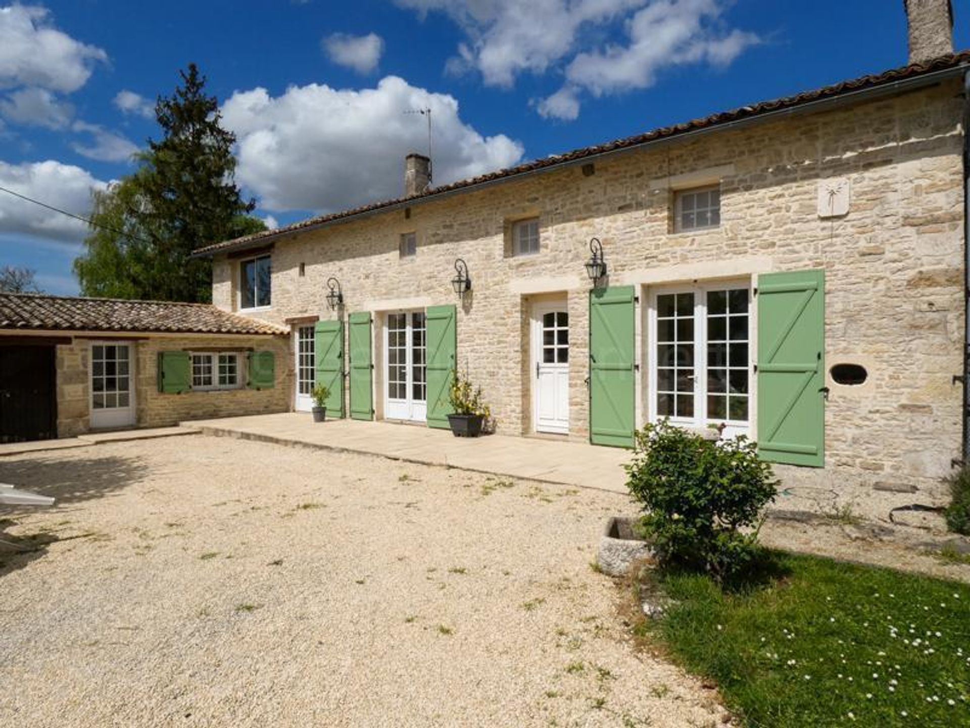 Huis in Chaunay, Nouvelle-Aquitaine 10218763