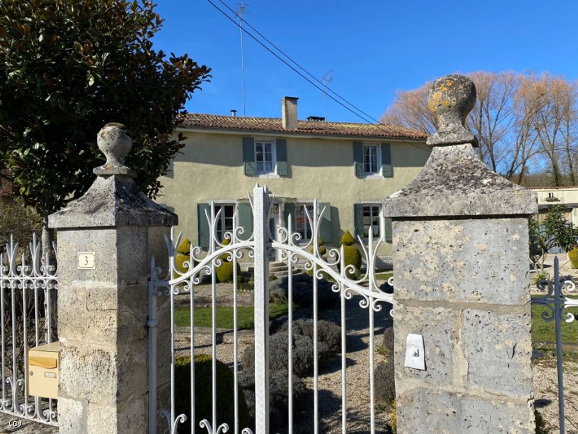 Rumah di Ruffec, Nouvelle-Aquitaine 10218811