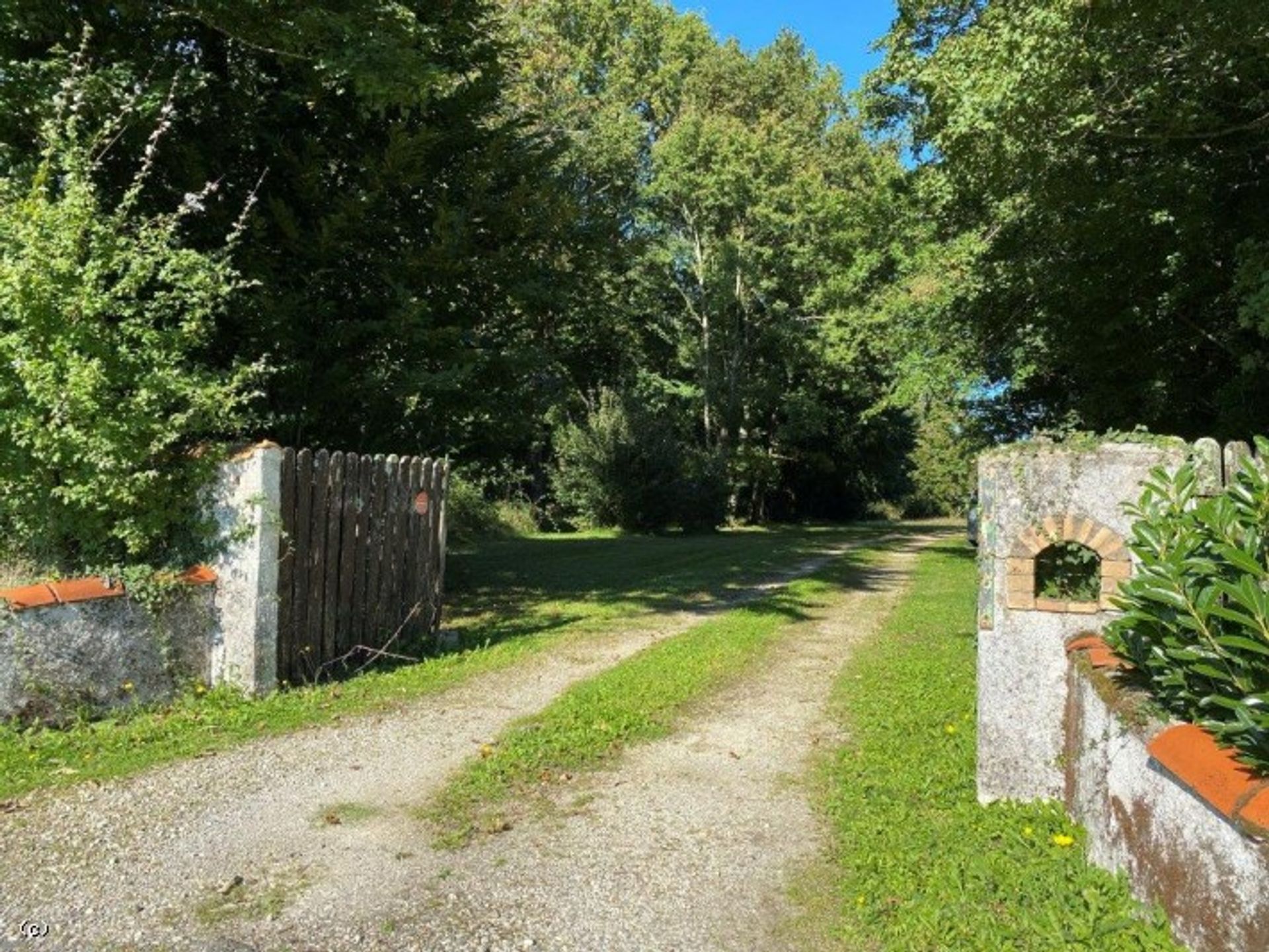 rumah dalam Ruffec, Nouvelle-Aquitaine 10218812