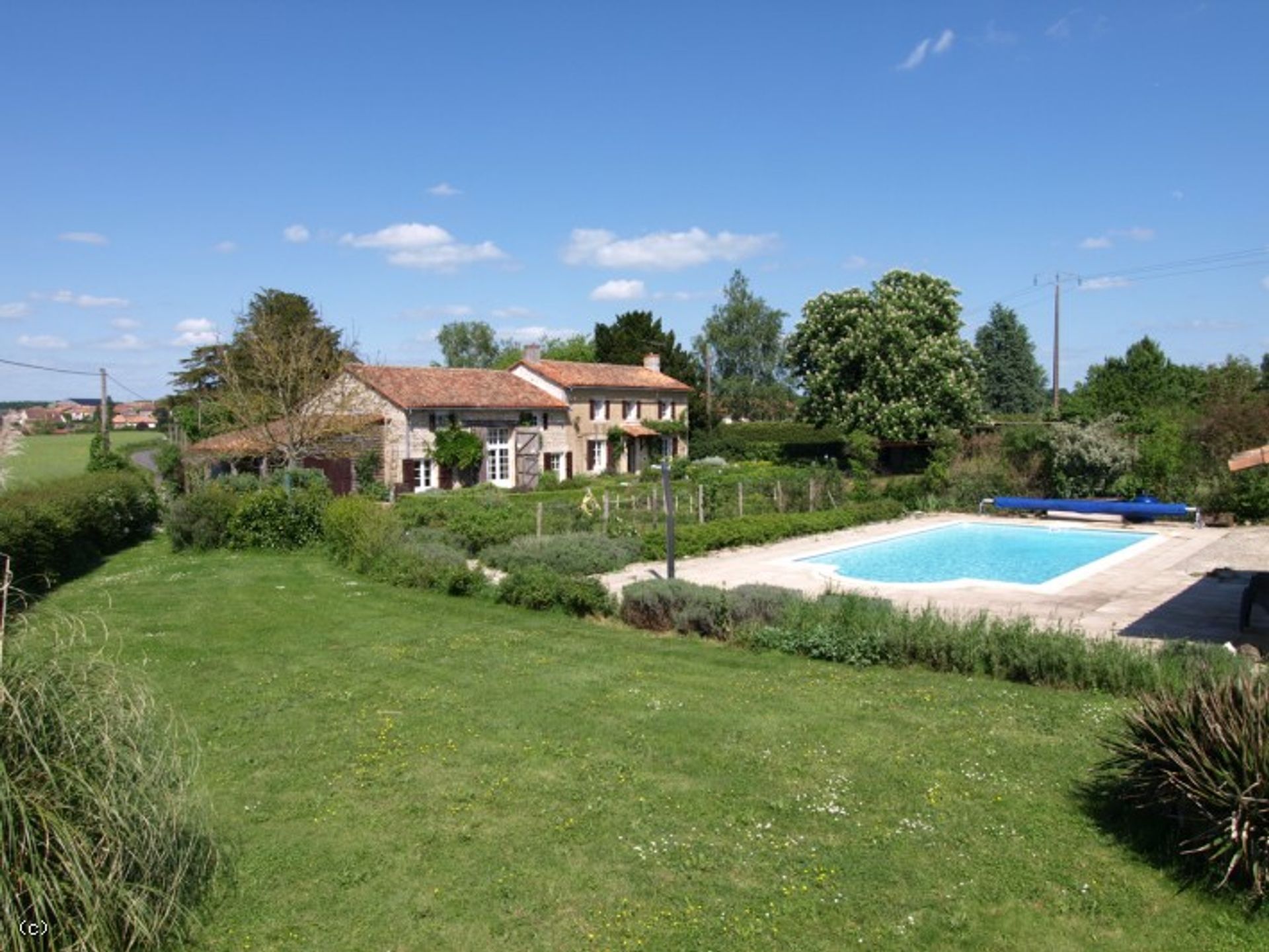 Rumah di Bagnizeau, Nouvelle-Aquitaine 10218813