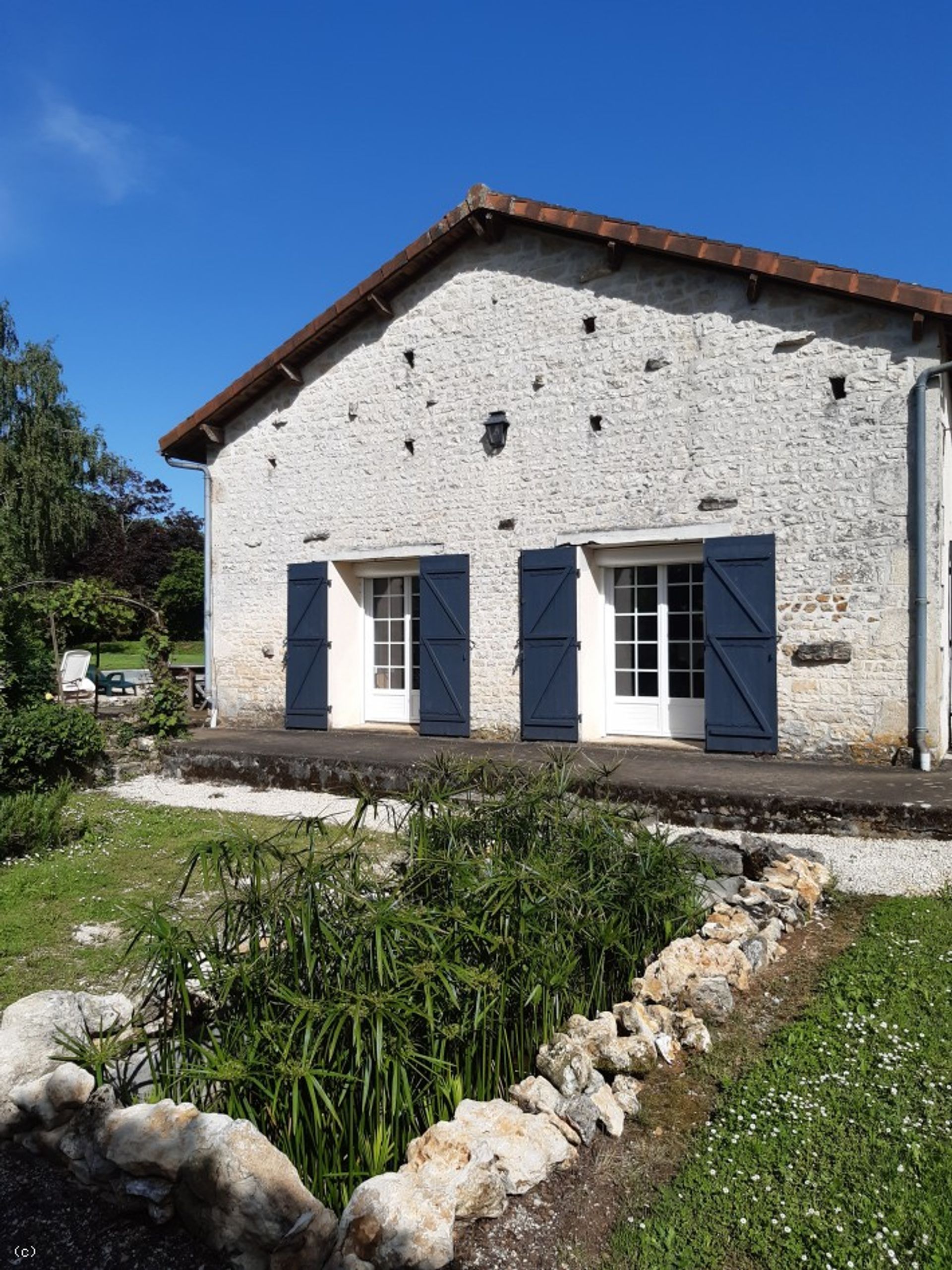 Rumah di Ruffec, Nouvelle-Aquitaine 10218817