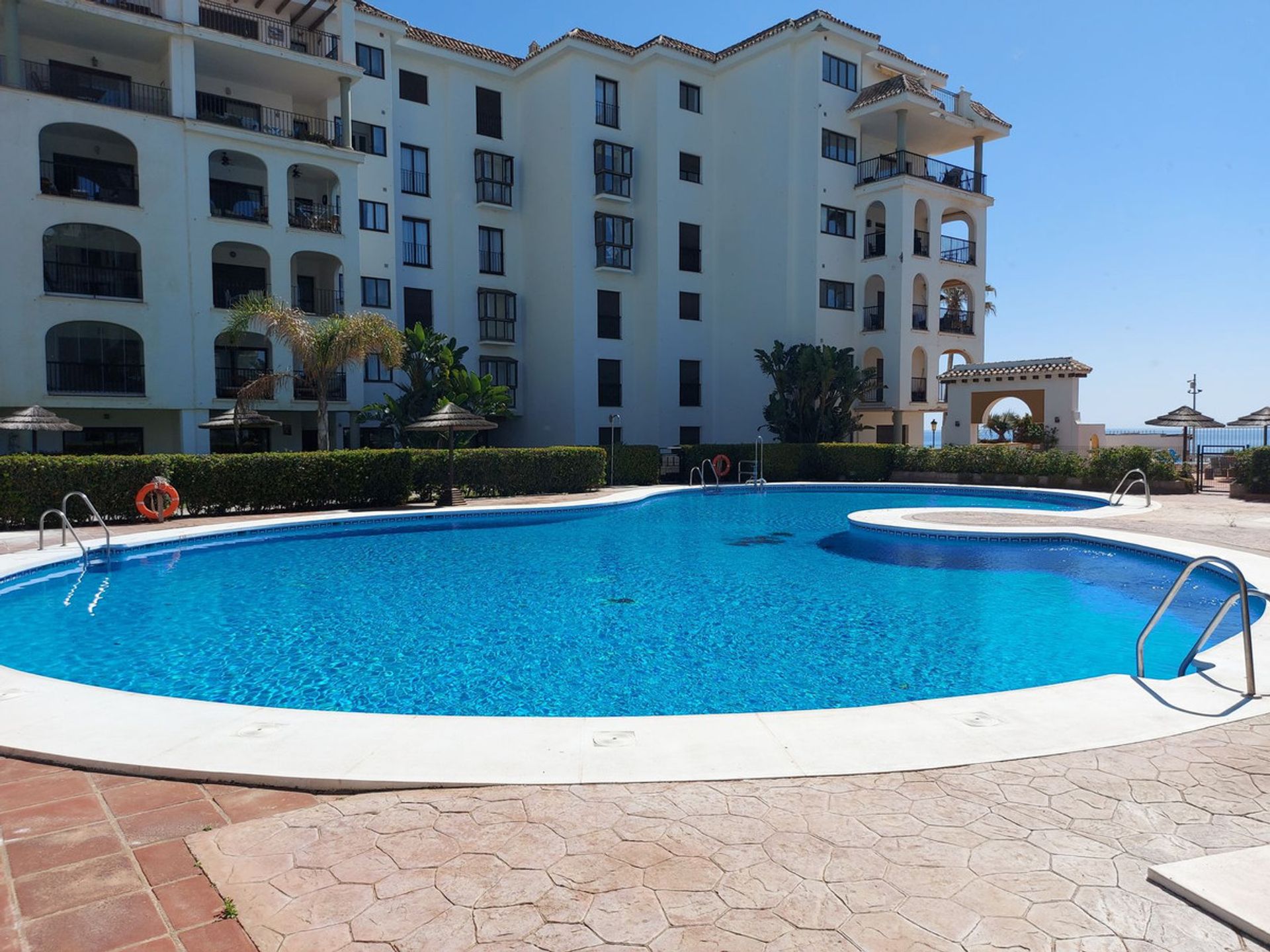 Condominium in Puerto de la Duquesa, Andalusia 10224201