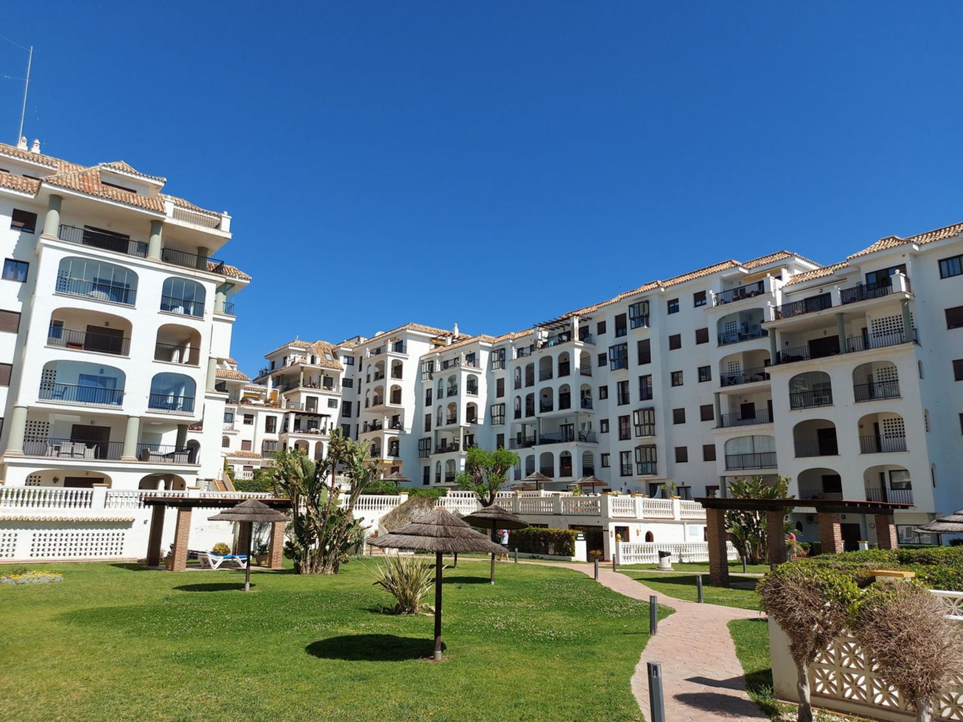 Condominium dans Puerto de la Duquesa, Andalusia 10224201