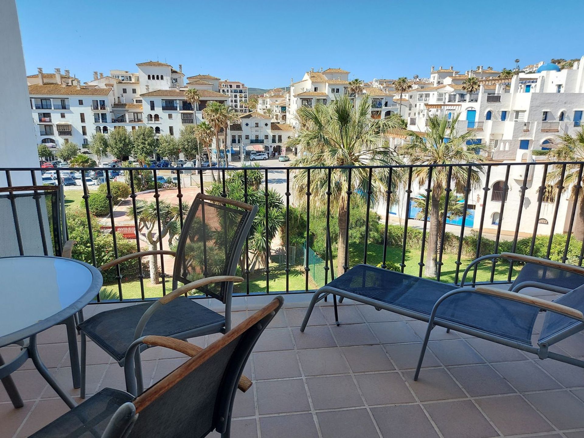 Condominium in Puerto de la Duquesa, Andalusia 10224201