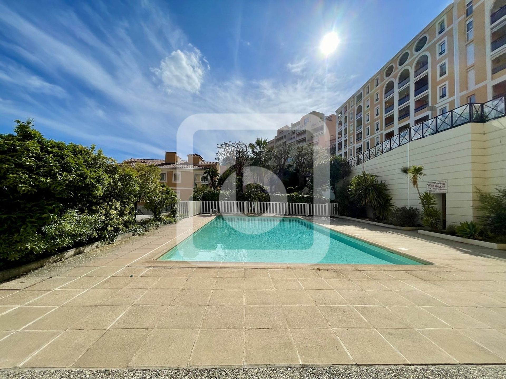 Condominium in Faussignana, Provence-Alpes-Côte d'Azur 10225082