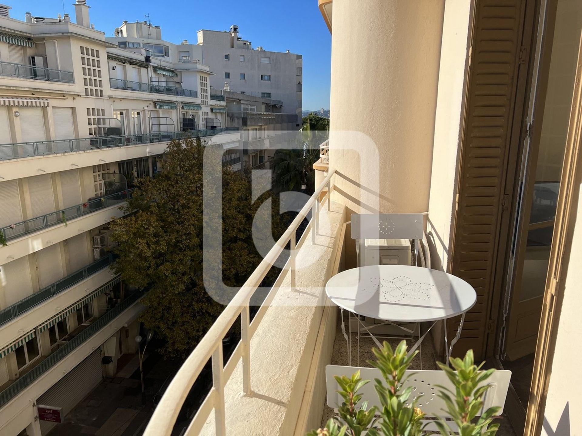 Condominium dans Juan les Pins, Provence-Alpes-Côte d'Azur 10225087