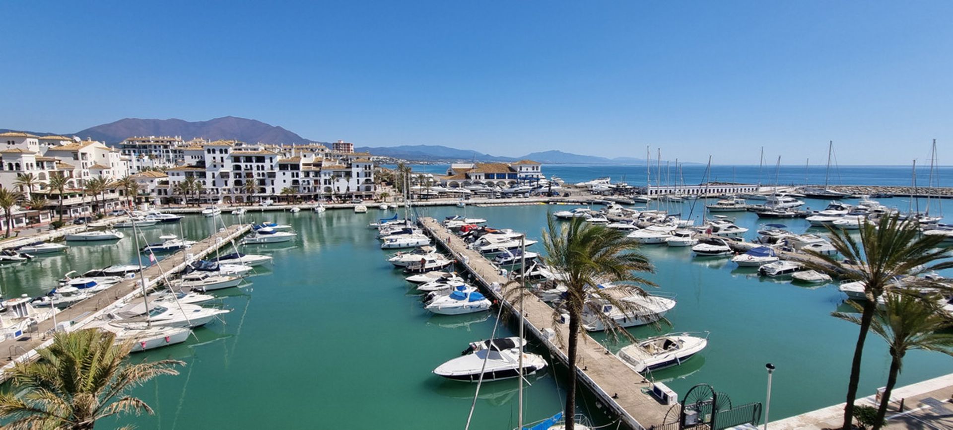 Condominium dans Puerto de la Duquesa, Andalusia 10225808