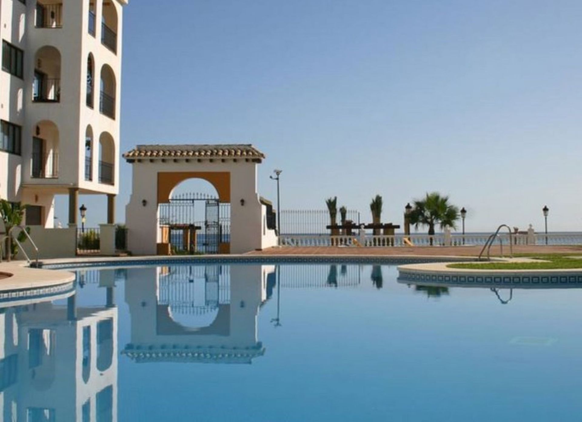 Condominium dans Puerto de la Duquesa, Andalusia 10225821