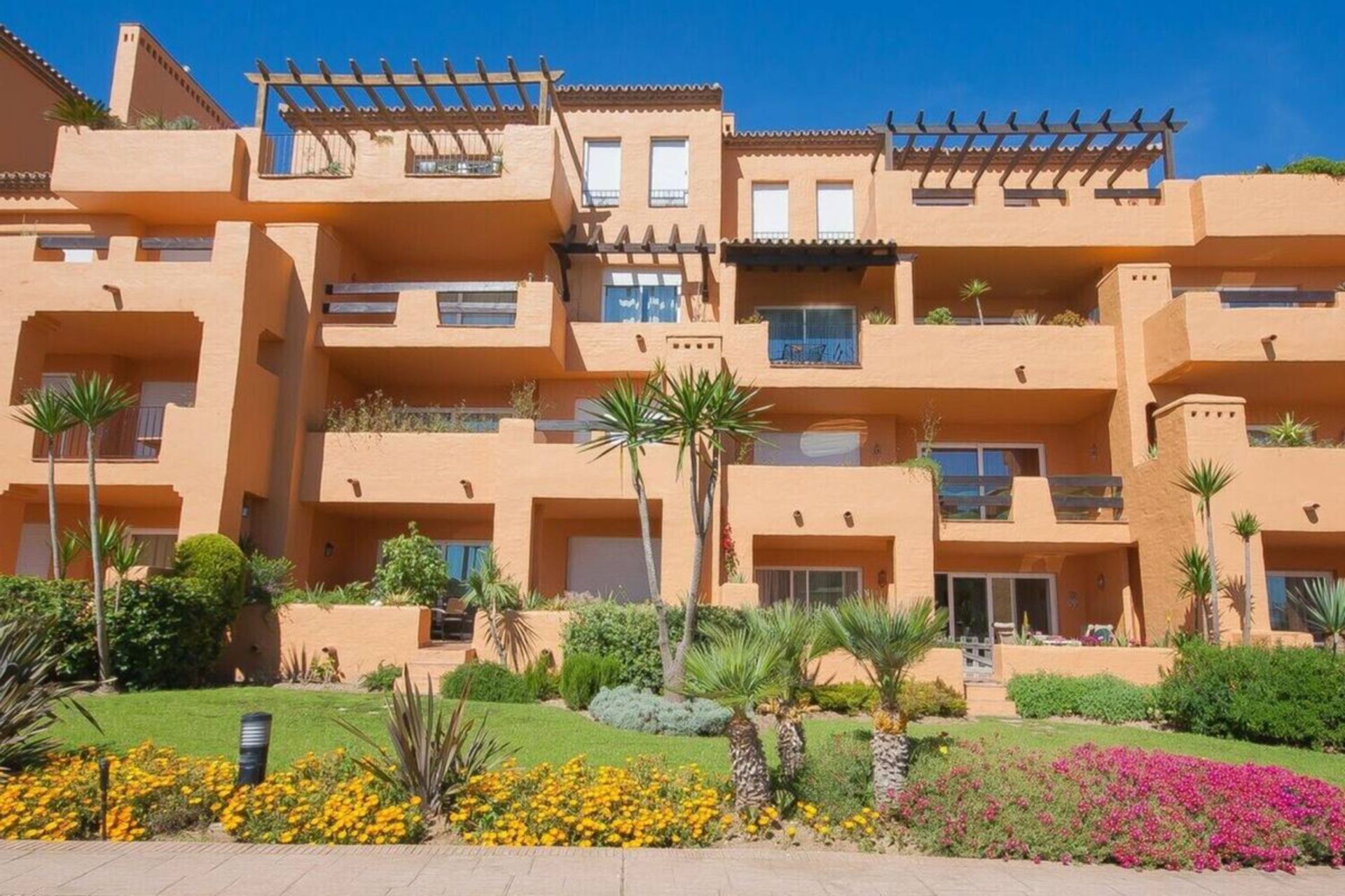 Condominium in Puerto de la Duquesa, Andalusia 10226277