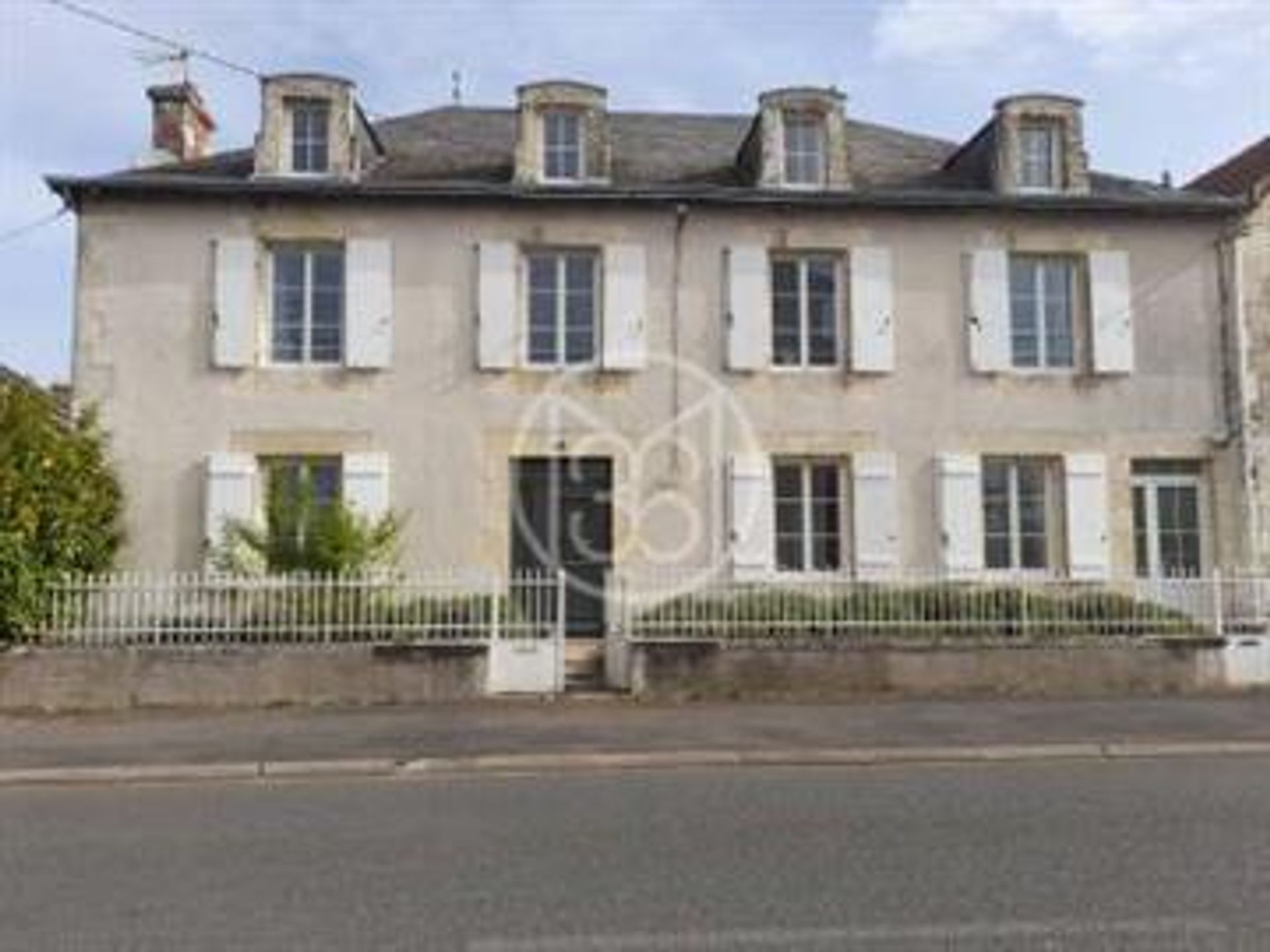 House in Civray, Nouvelle-Aquitaine 10226934