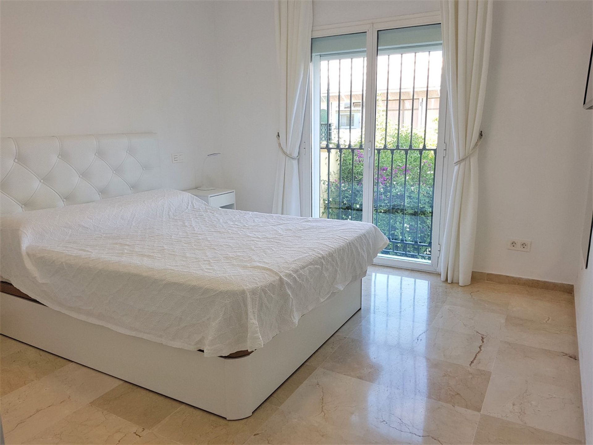 Condominium in Benahavis, Andalusië 10227624