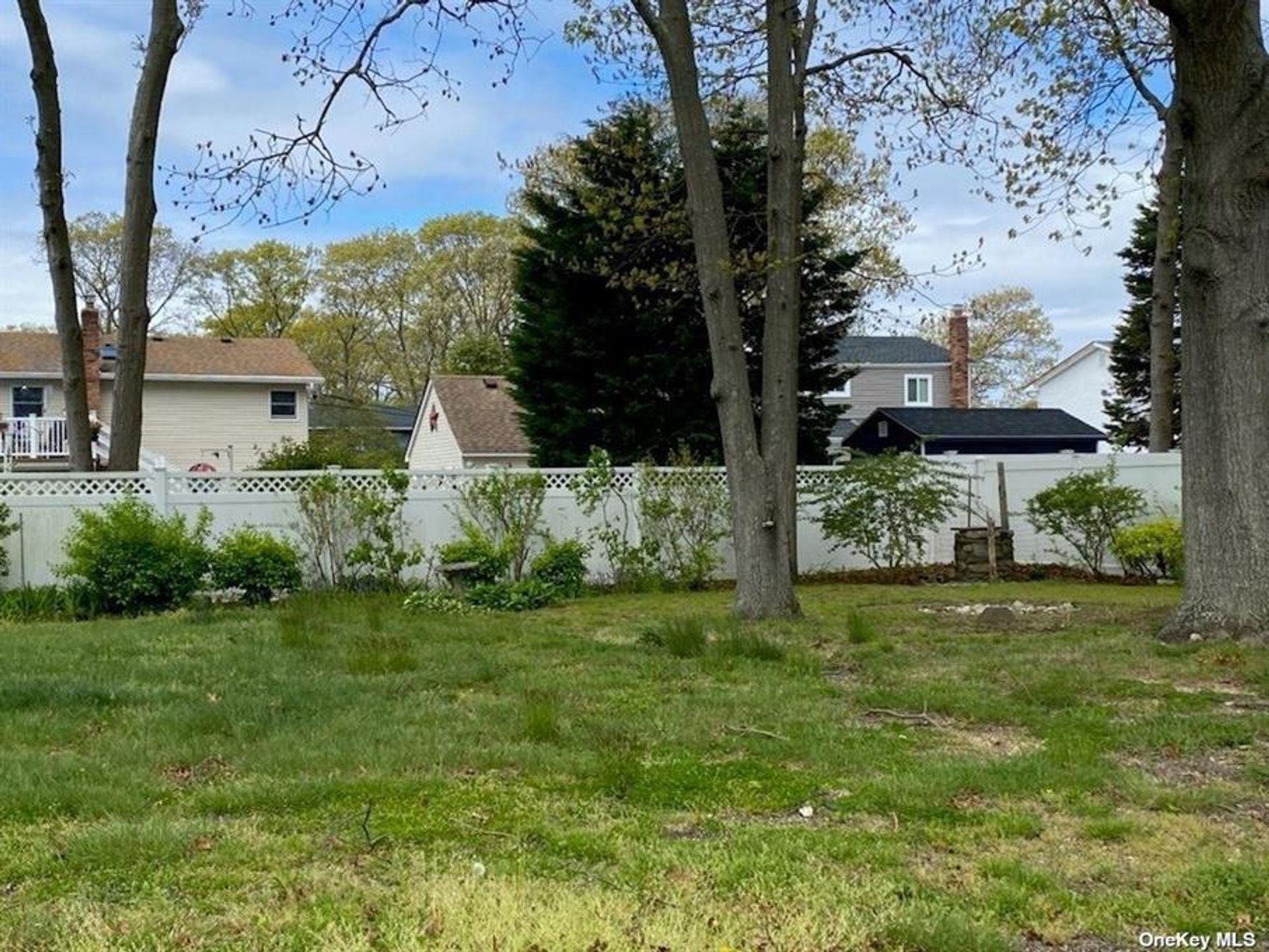 House in East Islip, New York 10227922