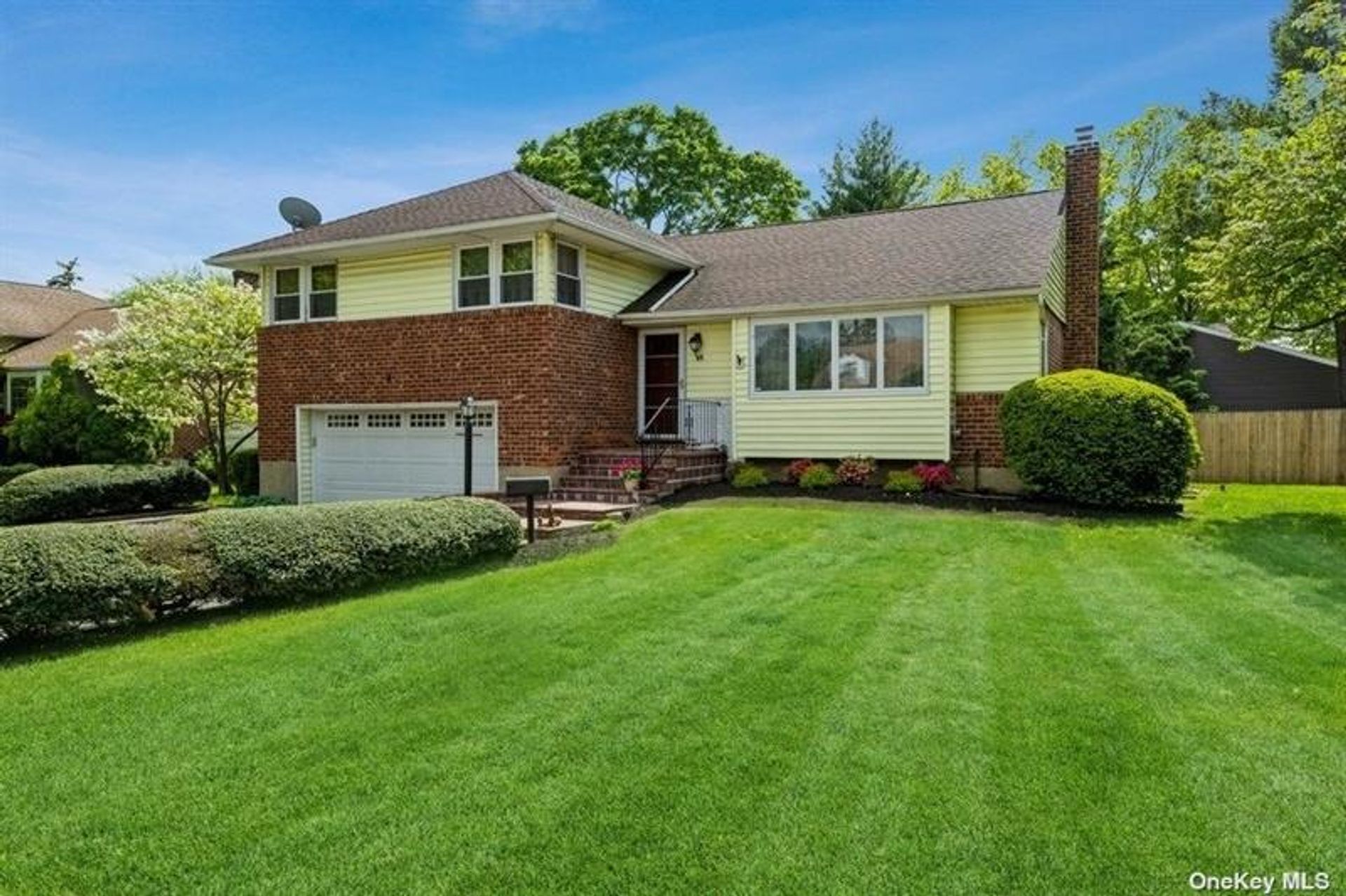 House in Westbury, New York 10227975