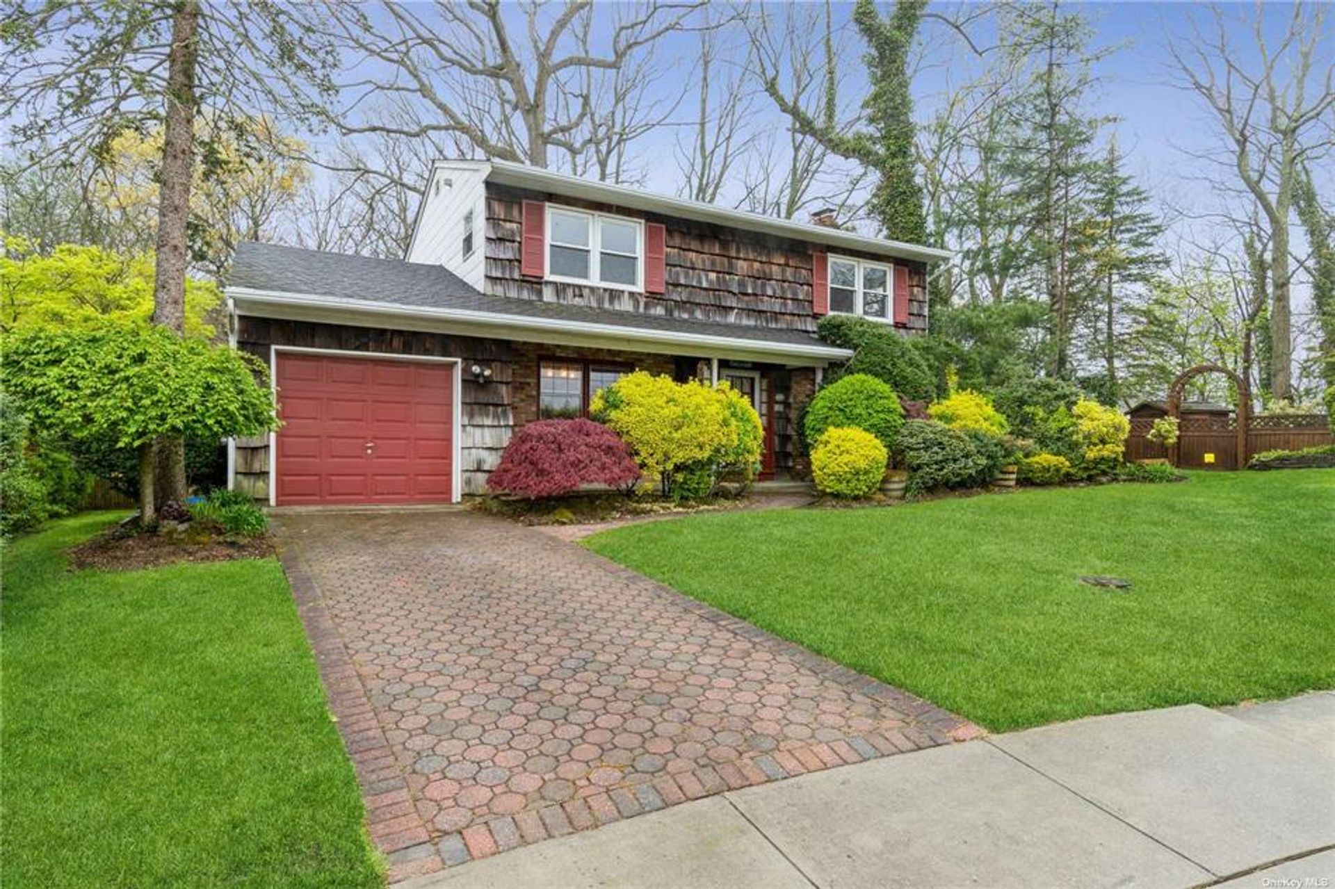 House in East Norwich, New York 10228139