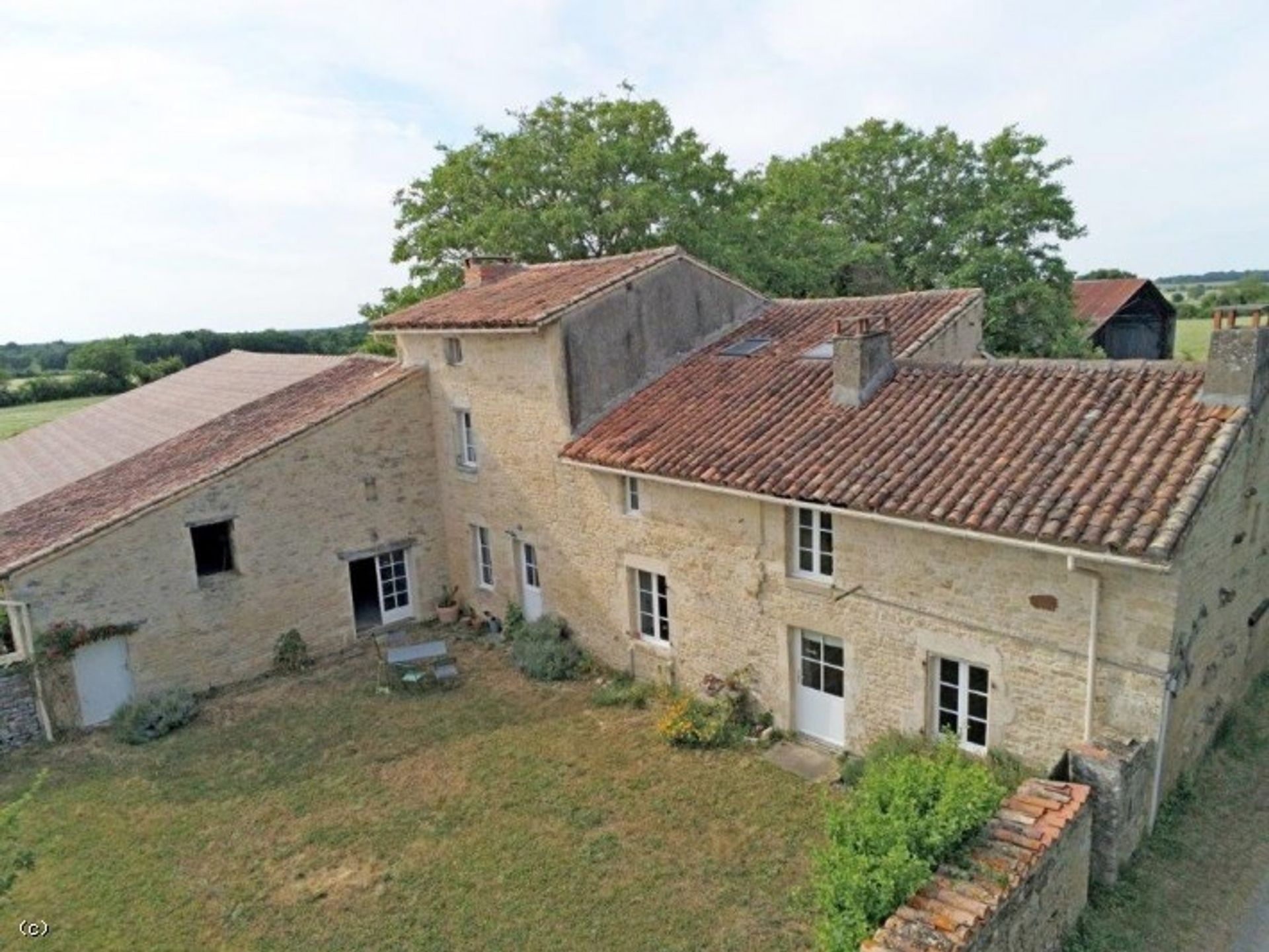 Hus i Ruffec, Nouvelle-Aquitaine 10230194