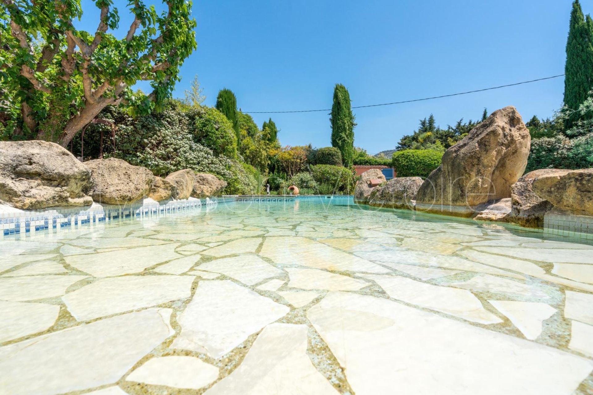 بيت في Taillades, Provence-Alpes-Côte d'Azur 10230941