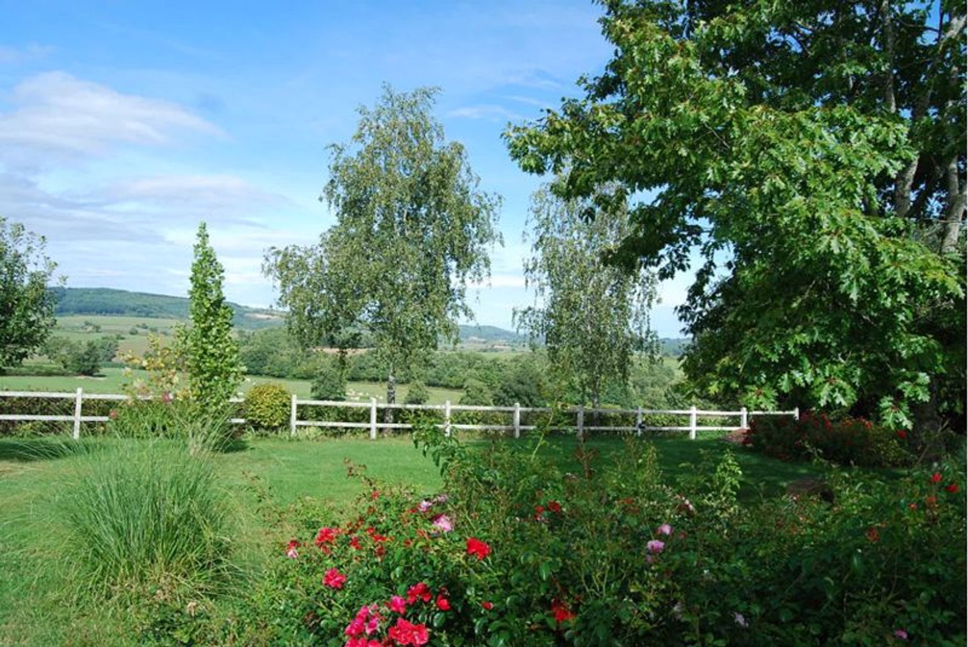 بيت في Charmoy, Bourgogne-Franche-Comté 10231765