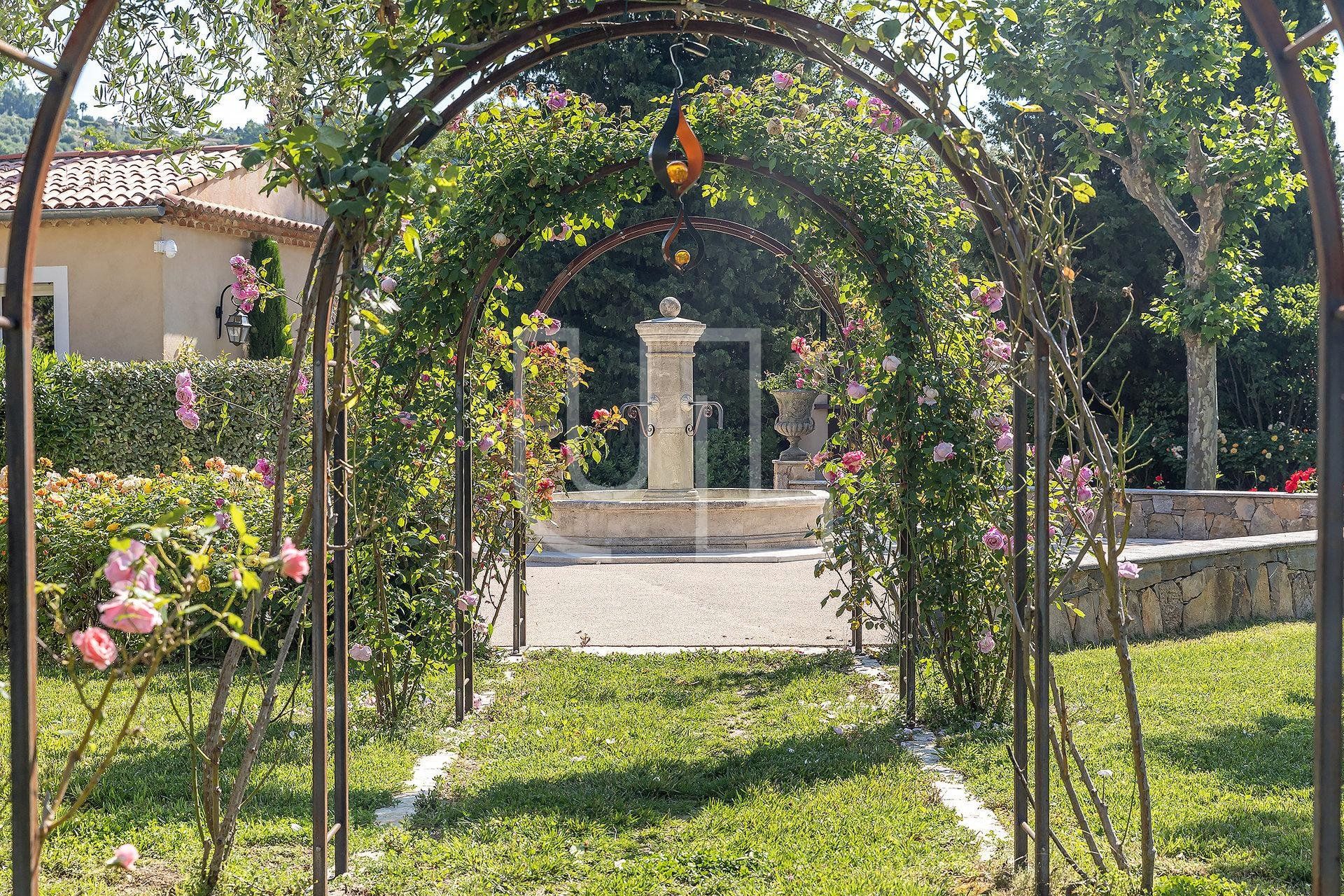 Rumah di Grasse, Provence-Alpes-Côte d'Azur 10485752