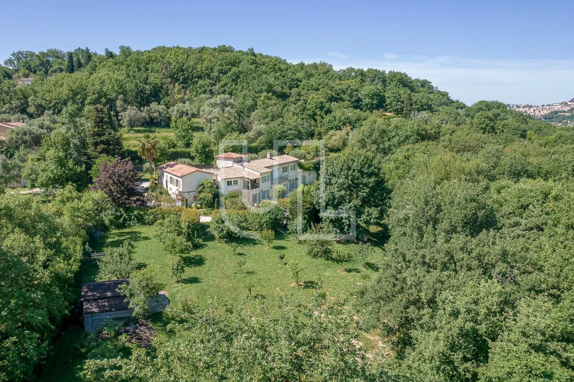 Casa nel Le Plan-de-Grasse, Provence-Alpes-Cote d'Azur 10485752