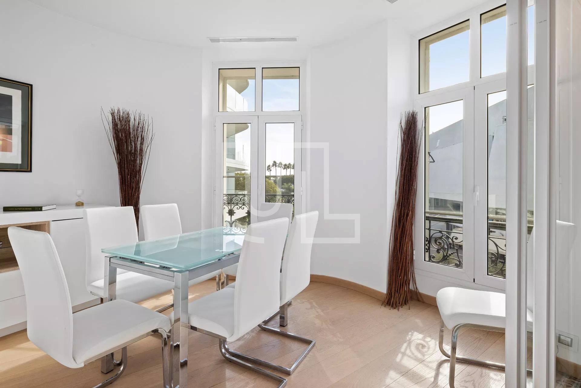 Condominium in Cannes, Provence-Alpes-Côte d'Azur 10485888